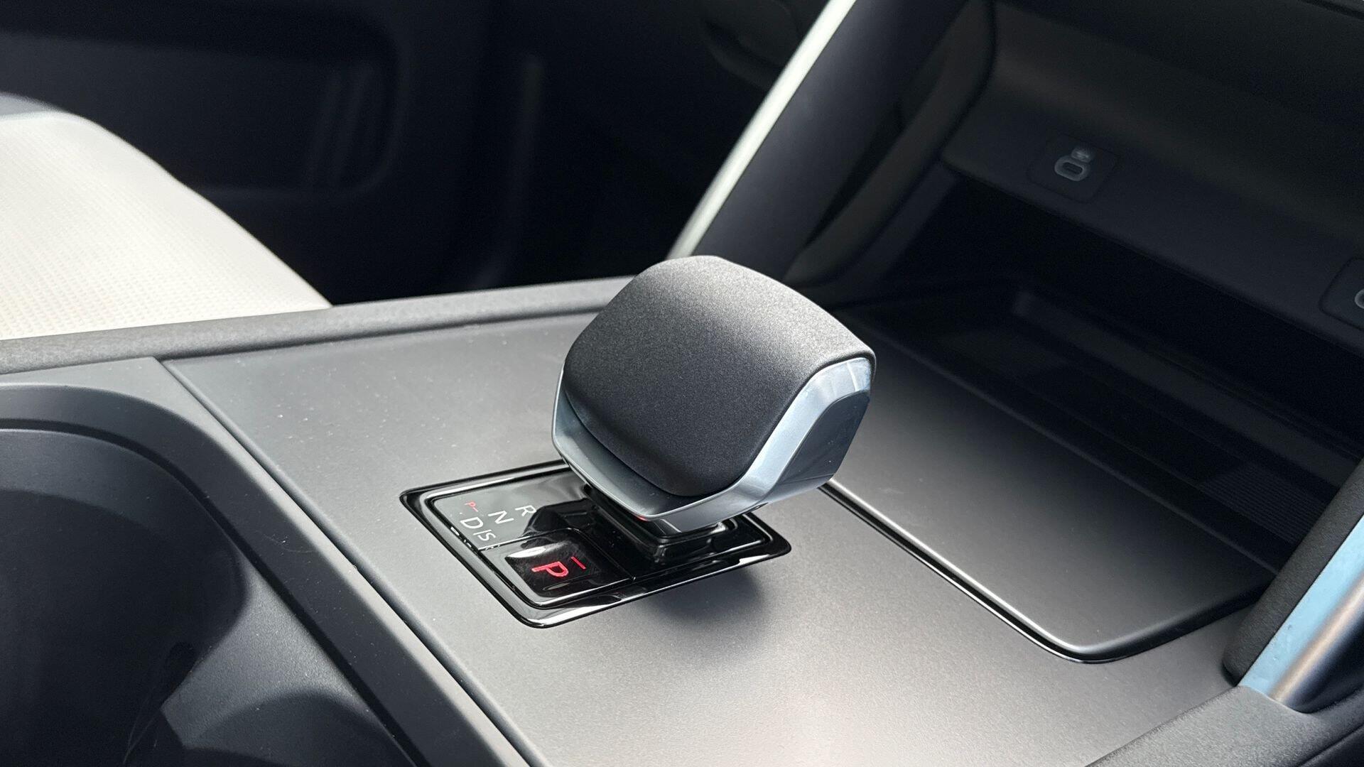 Land Rover Discovery Sport view 14
