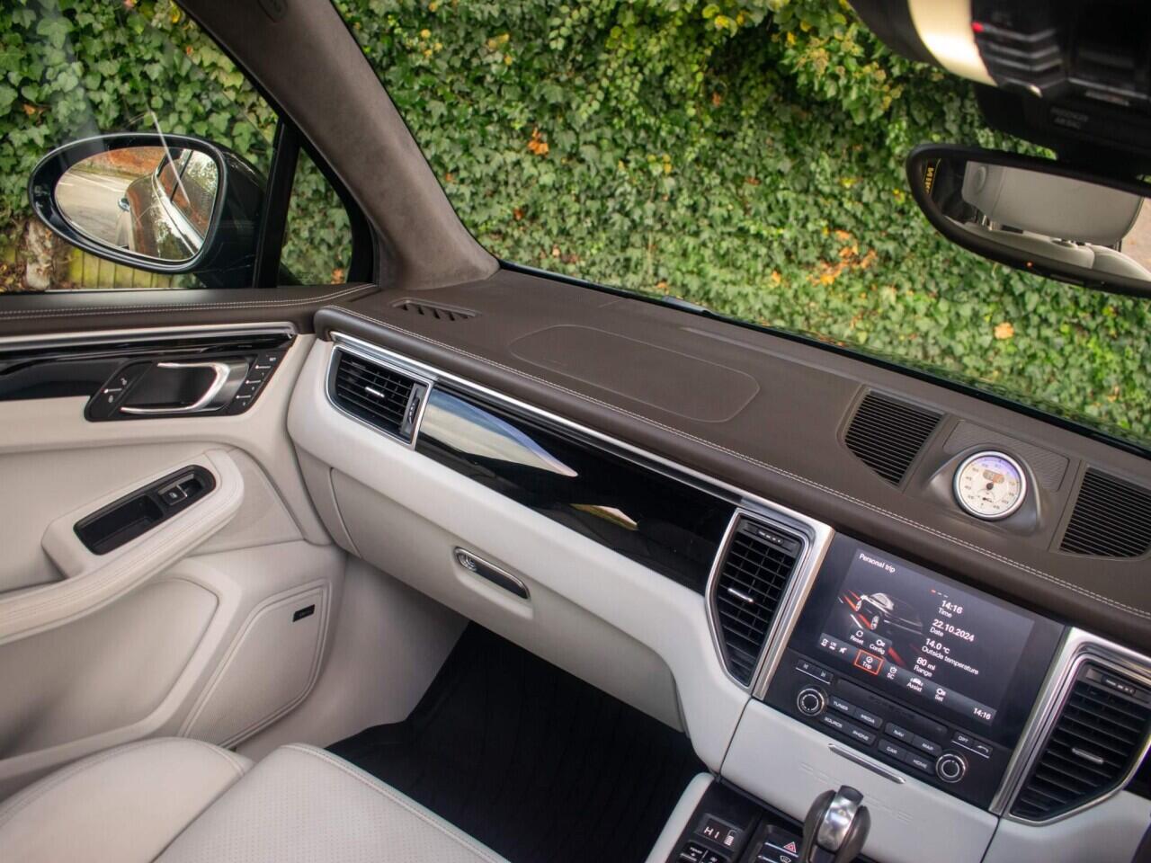 Porsche Macan view 28