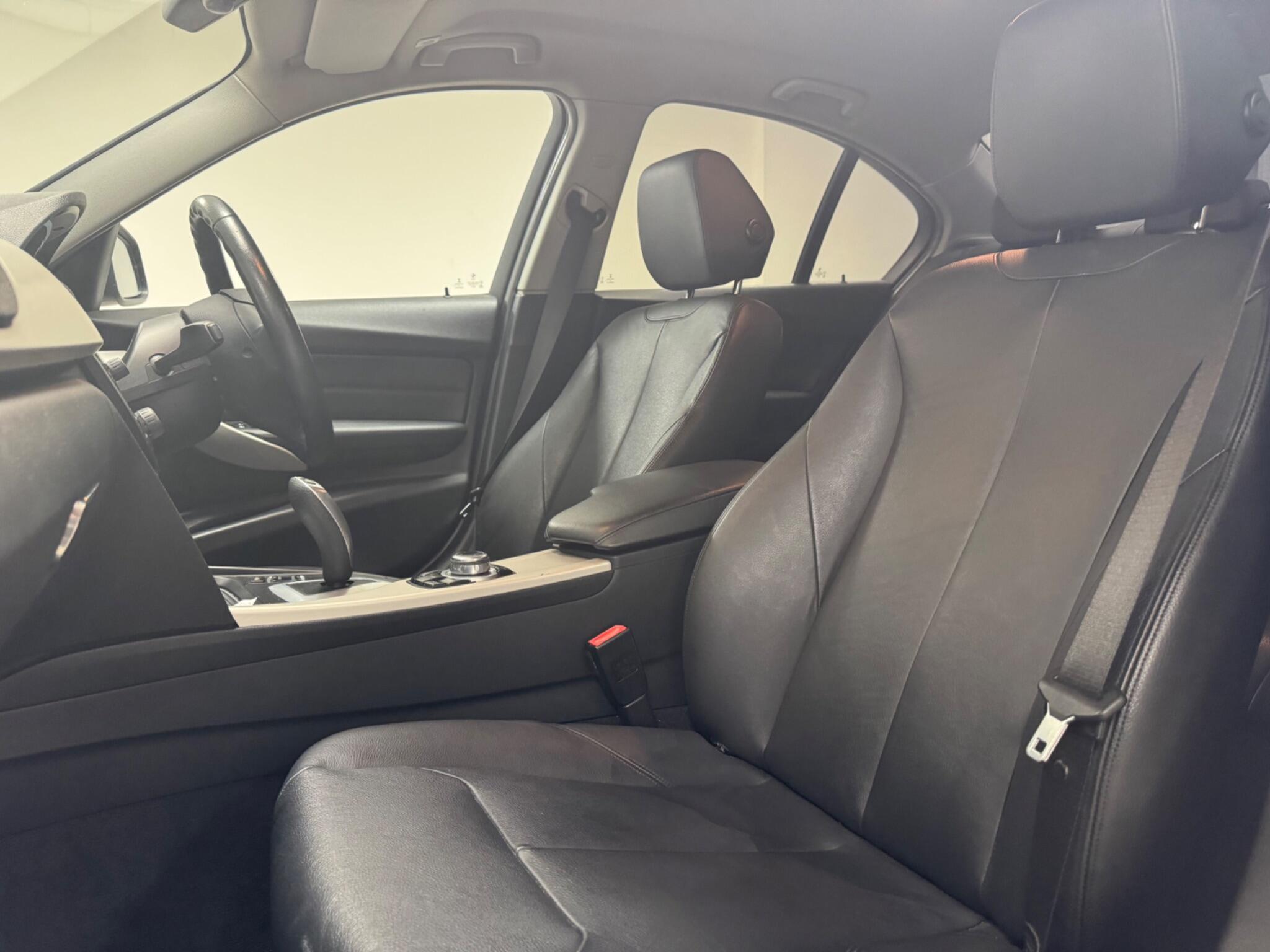BMW 3 Series view 26
