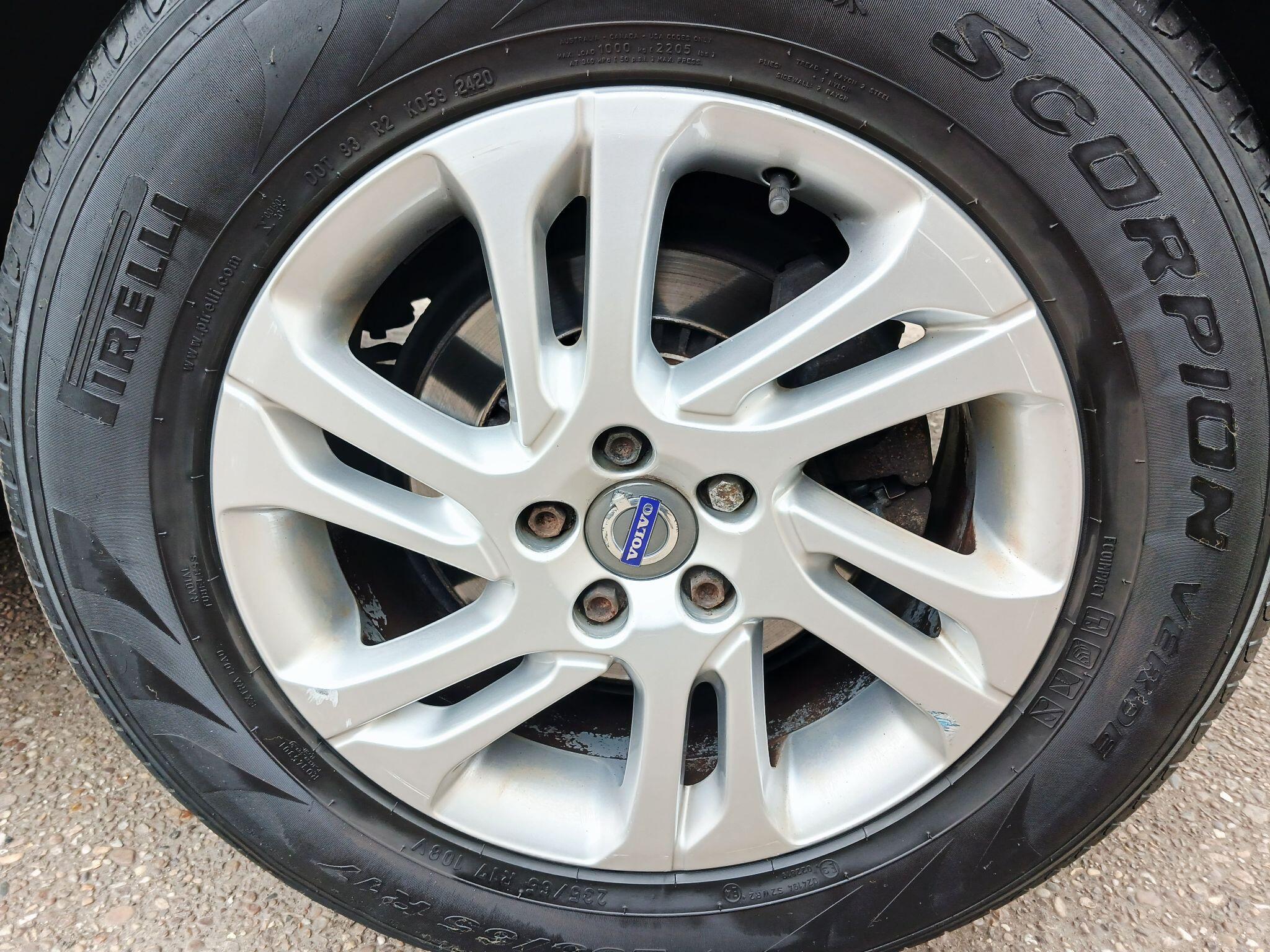 2017 Volvo XC60 image 10