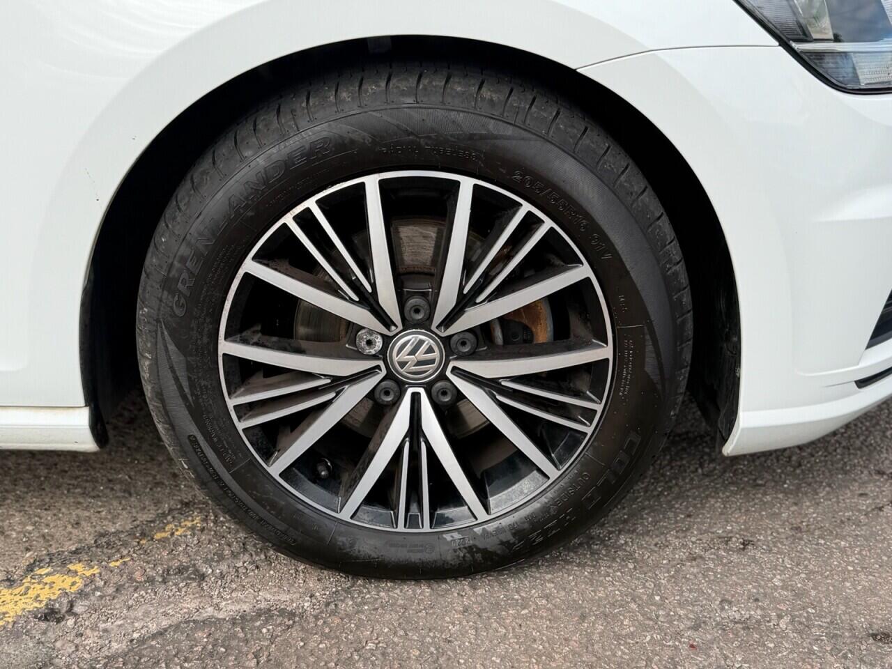 Volkswagen Golf view 19