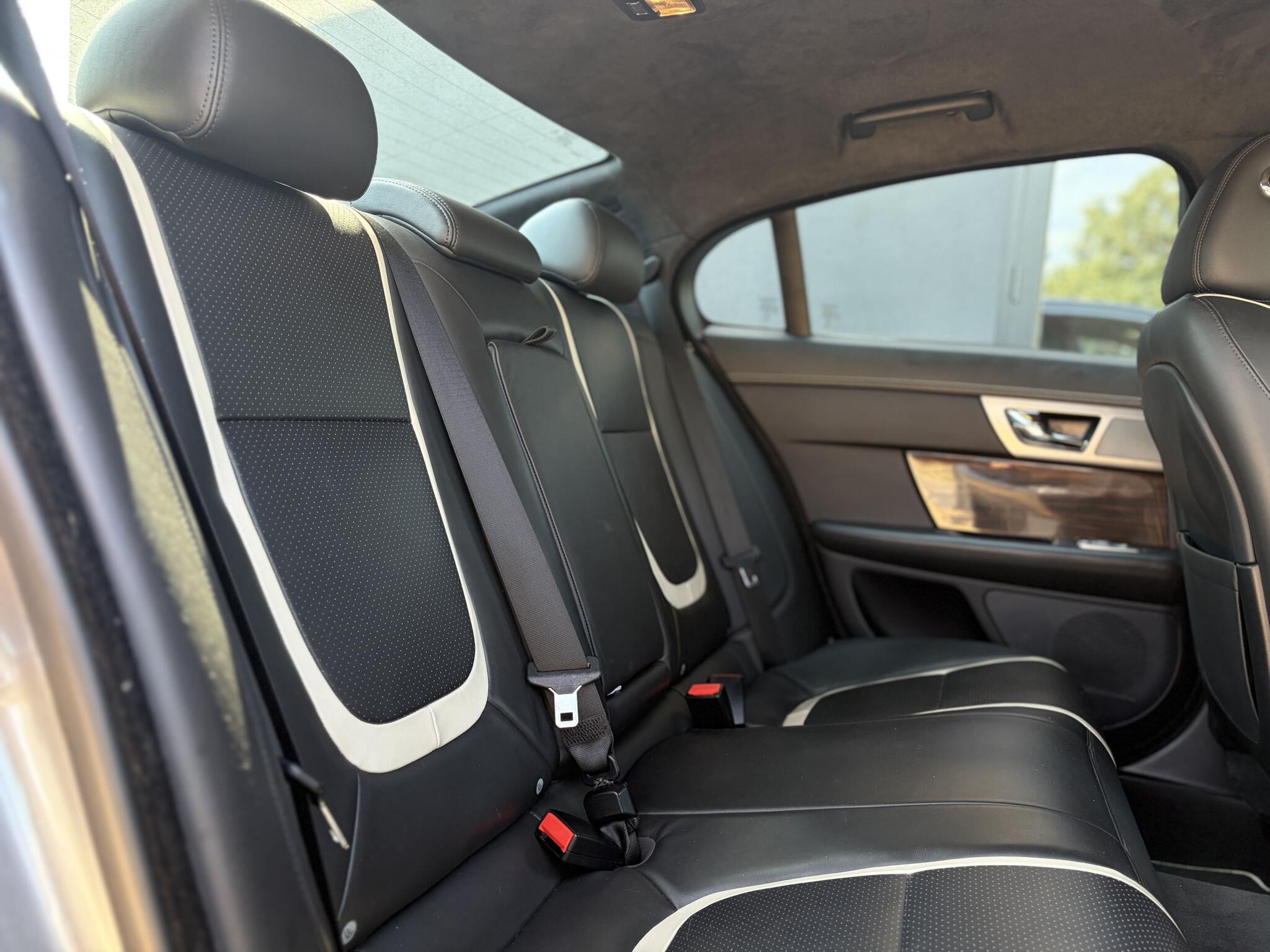 Jaguar XF view 18
