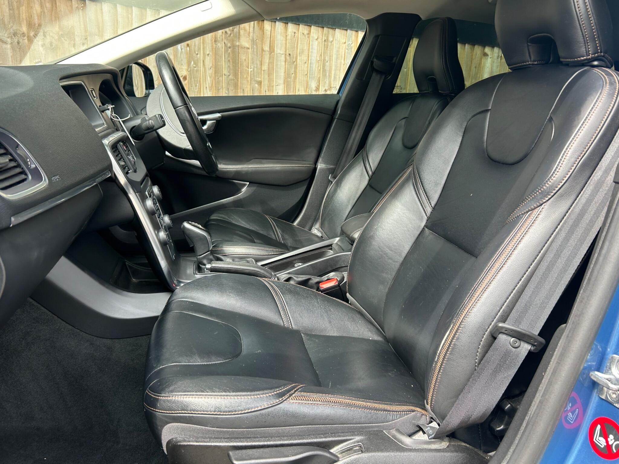 Volvo V40 Cross Country view 4