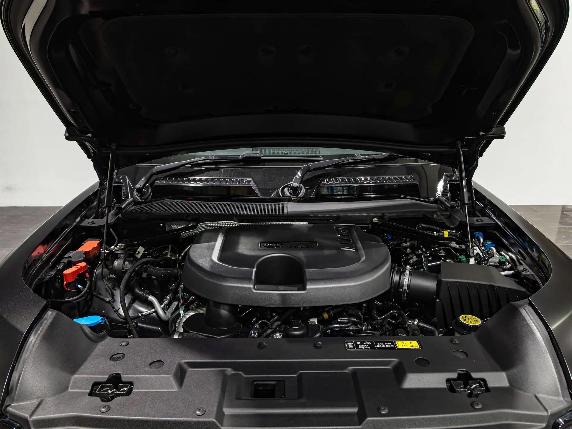Land Rover Defender 110 view 18