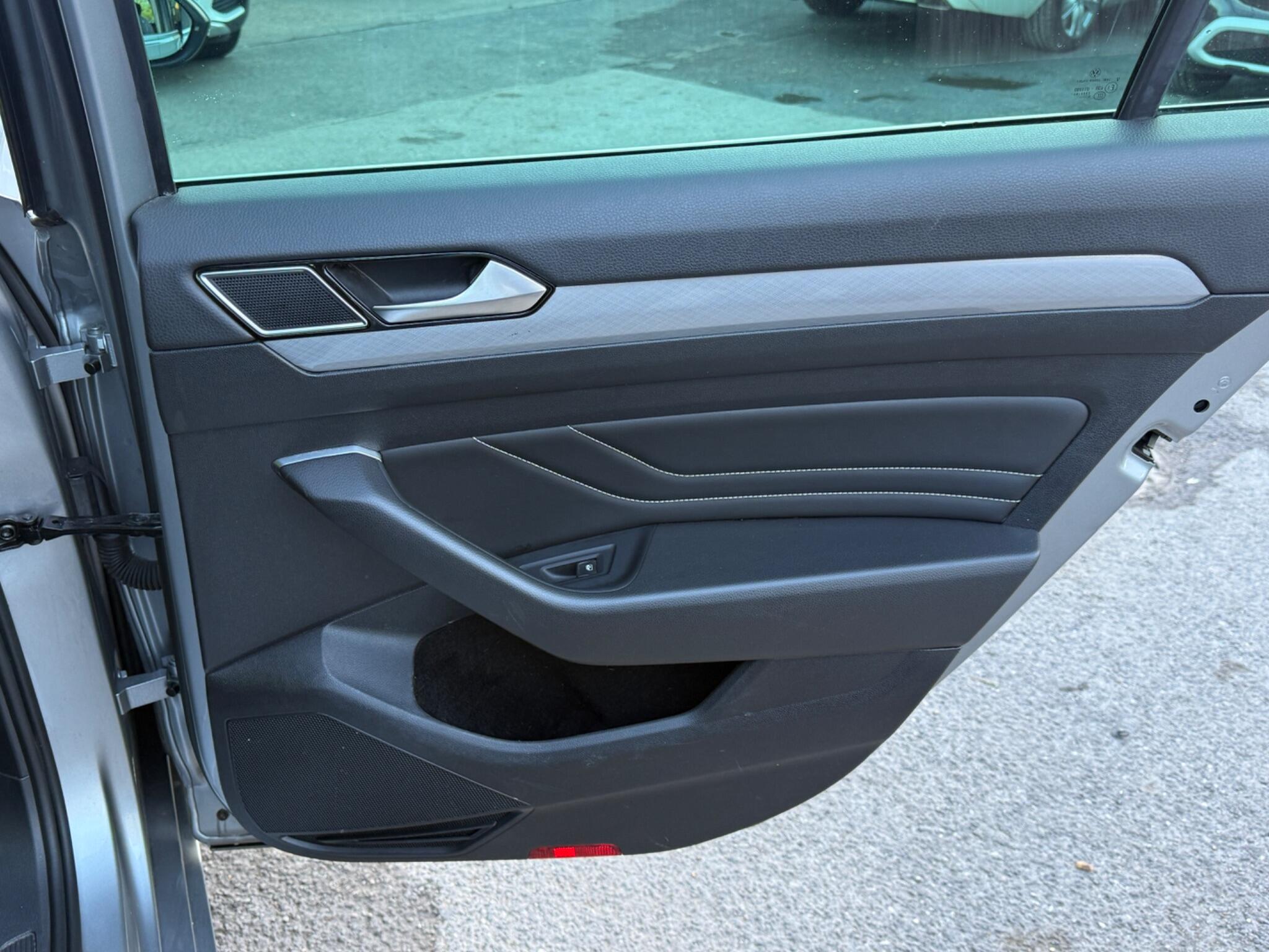 Volkswagen Passat - Image 41