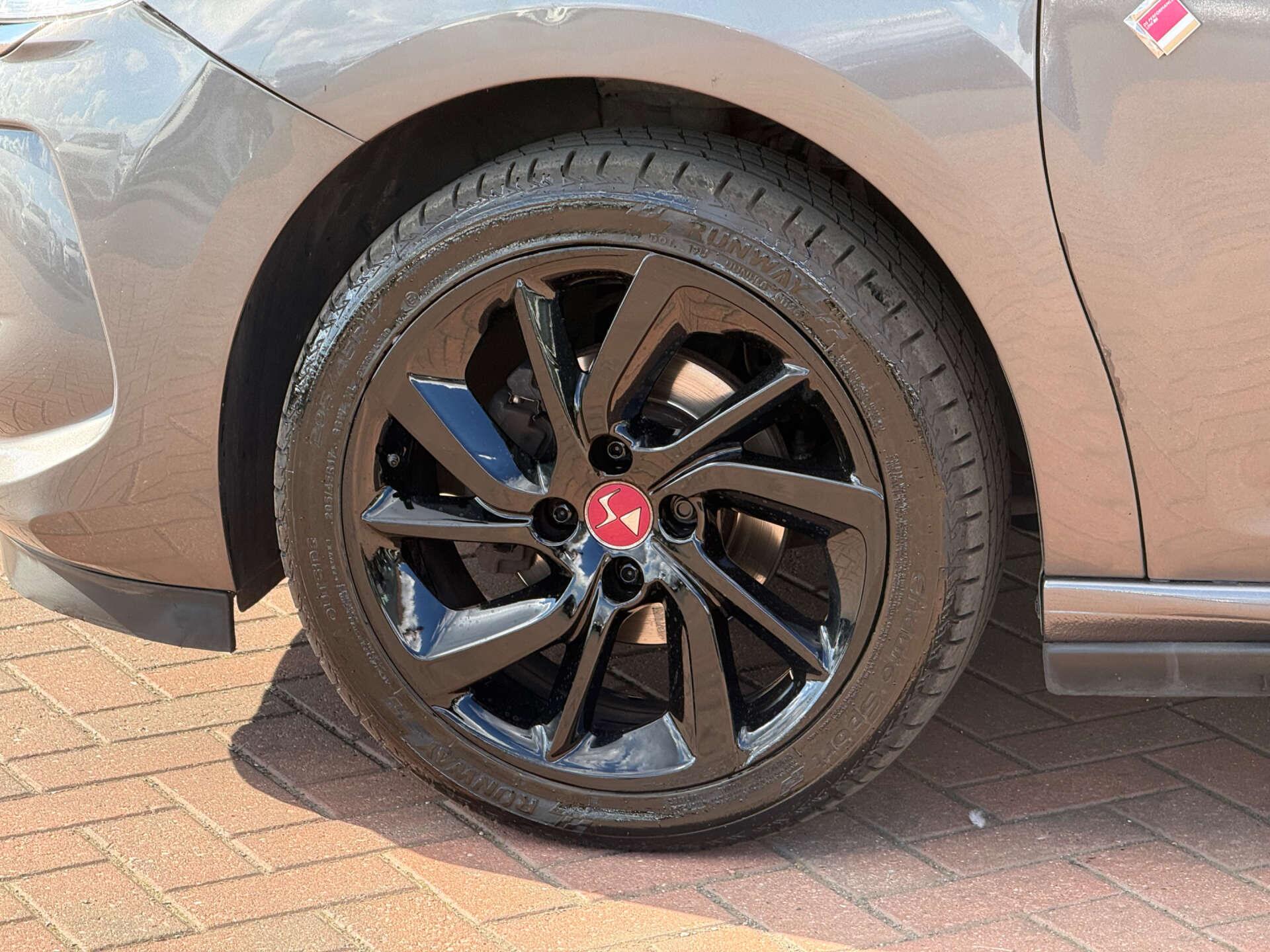 DS Automobiles DS 3 view 10