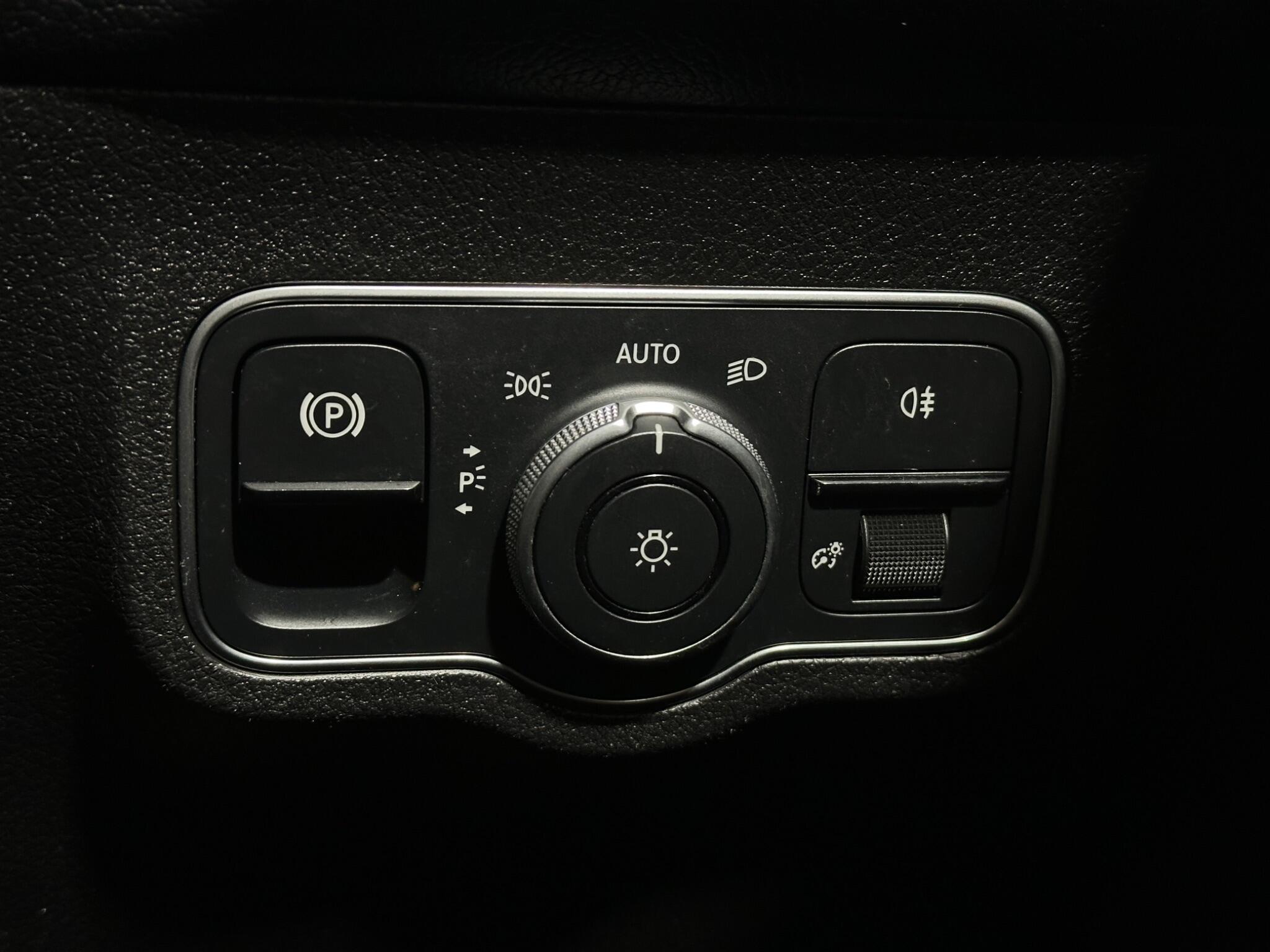 Mercedes-Benz GLB view 18