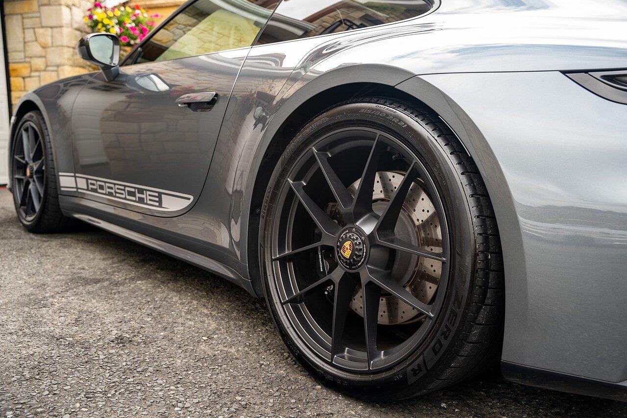 Porsche 911 view 16