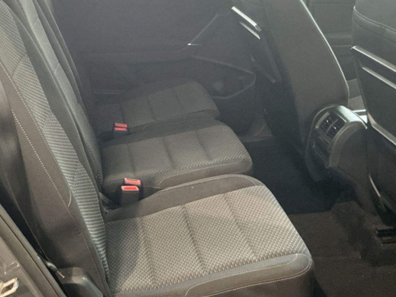 Volkswagen Touran view 8