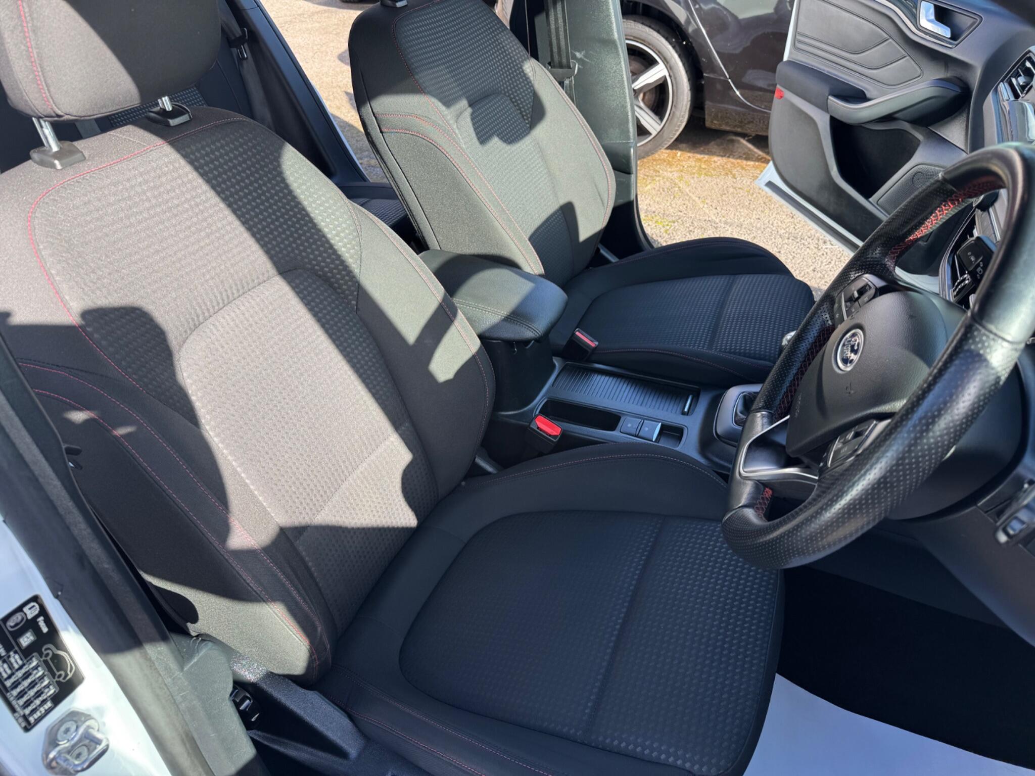 Ford Focus view 22