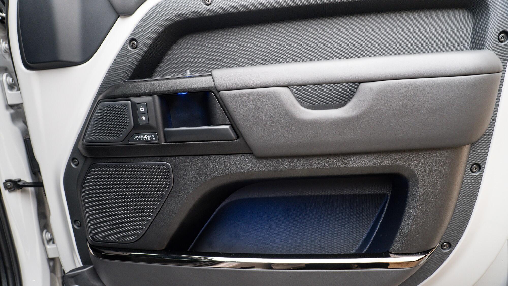 Land Rover Defender 110 view 46