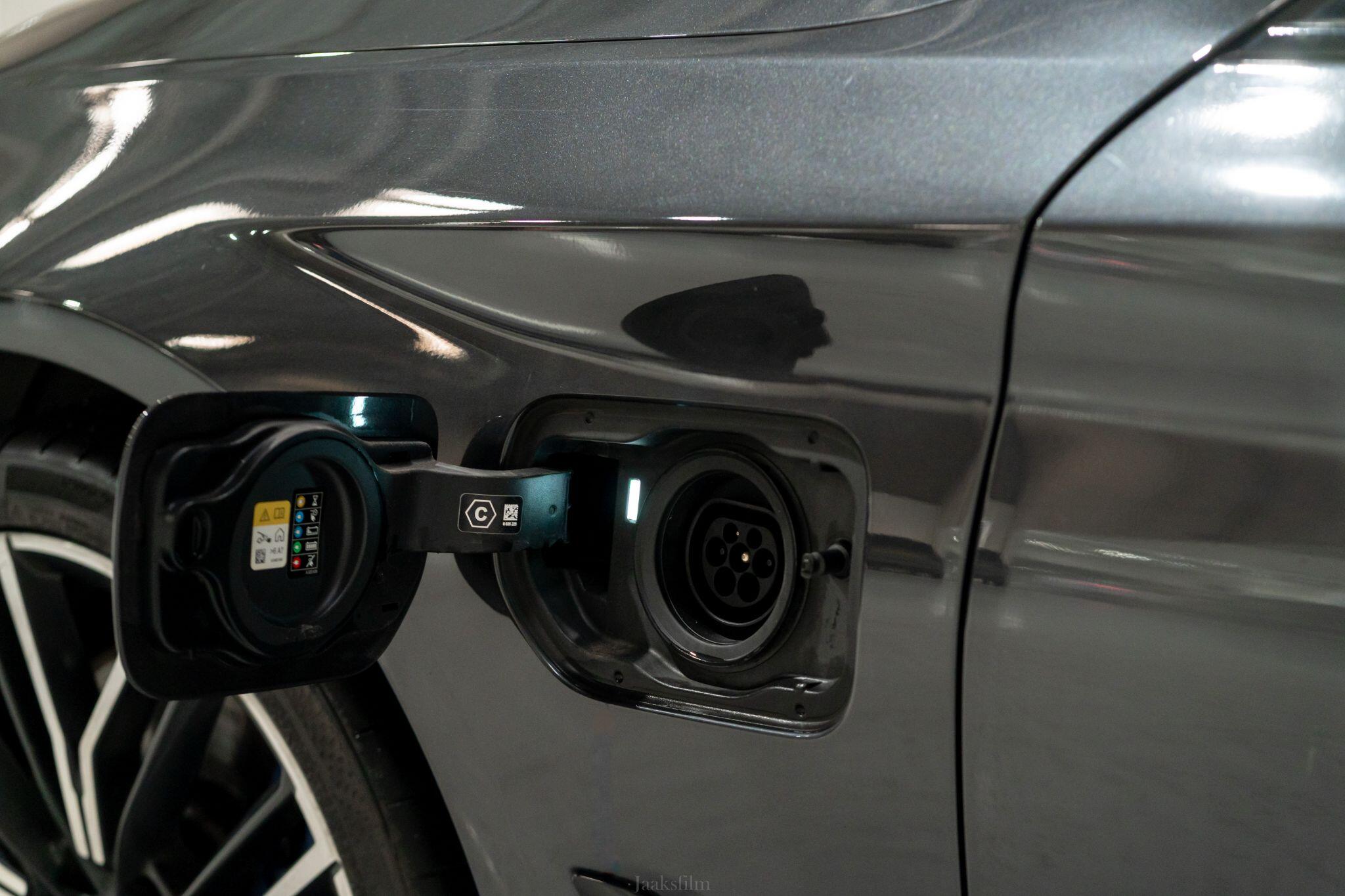 BMW 5 Series view 12