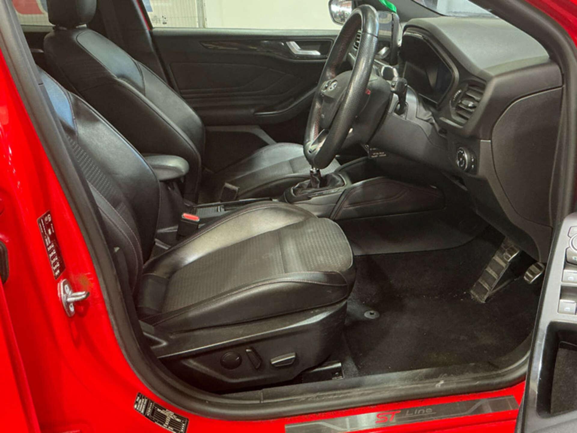 Ford Focus view 3