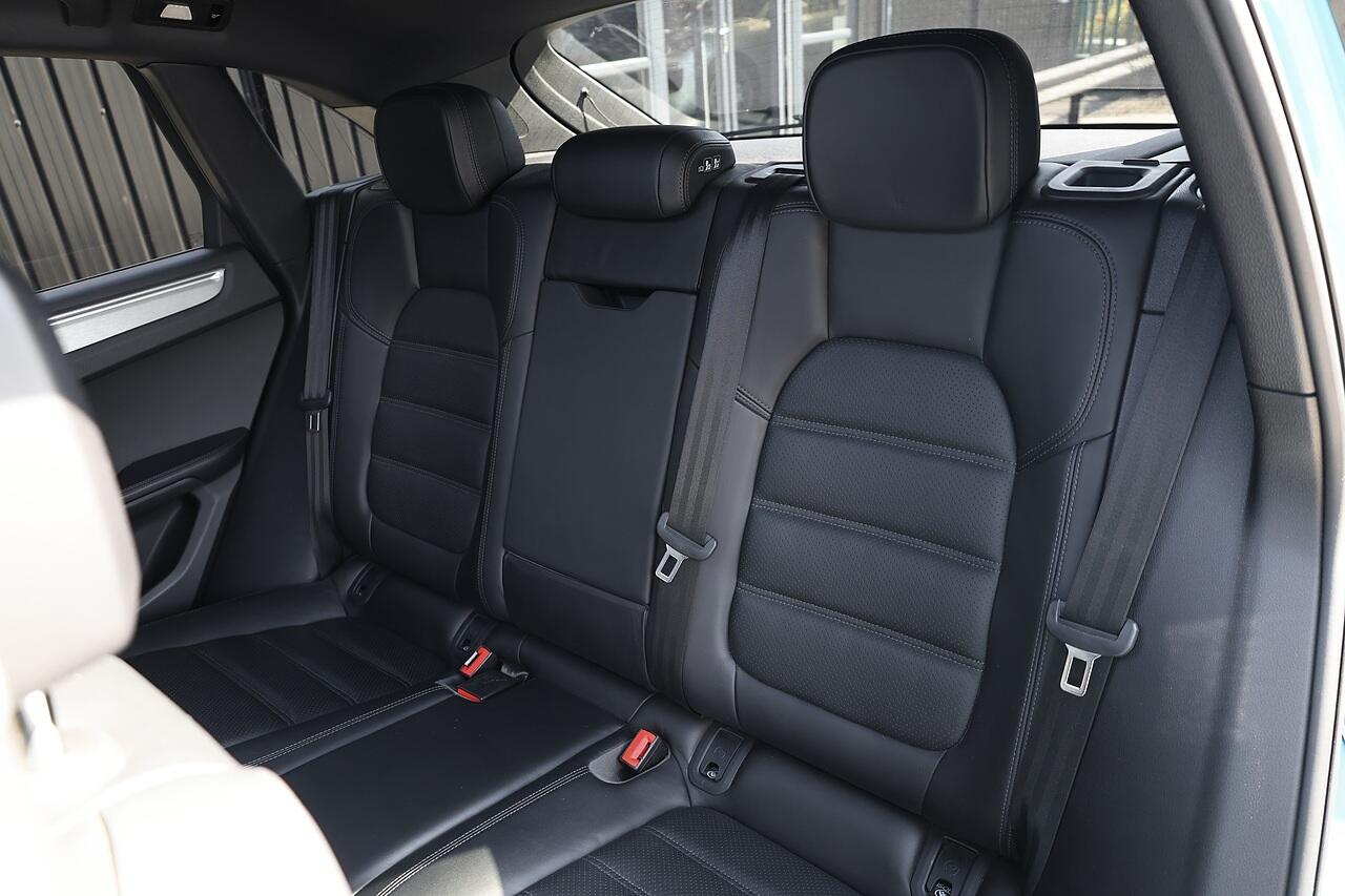 Porsche Macan view 12