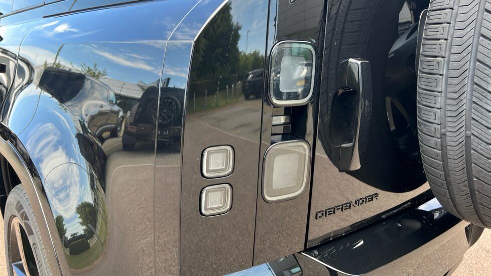 Land Rover Defender view 19