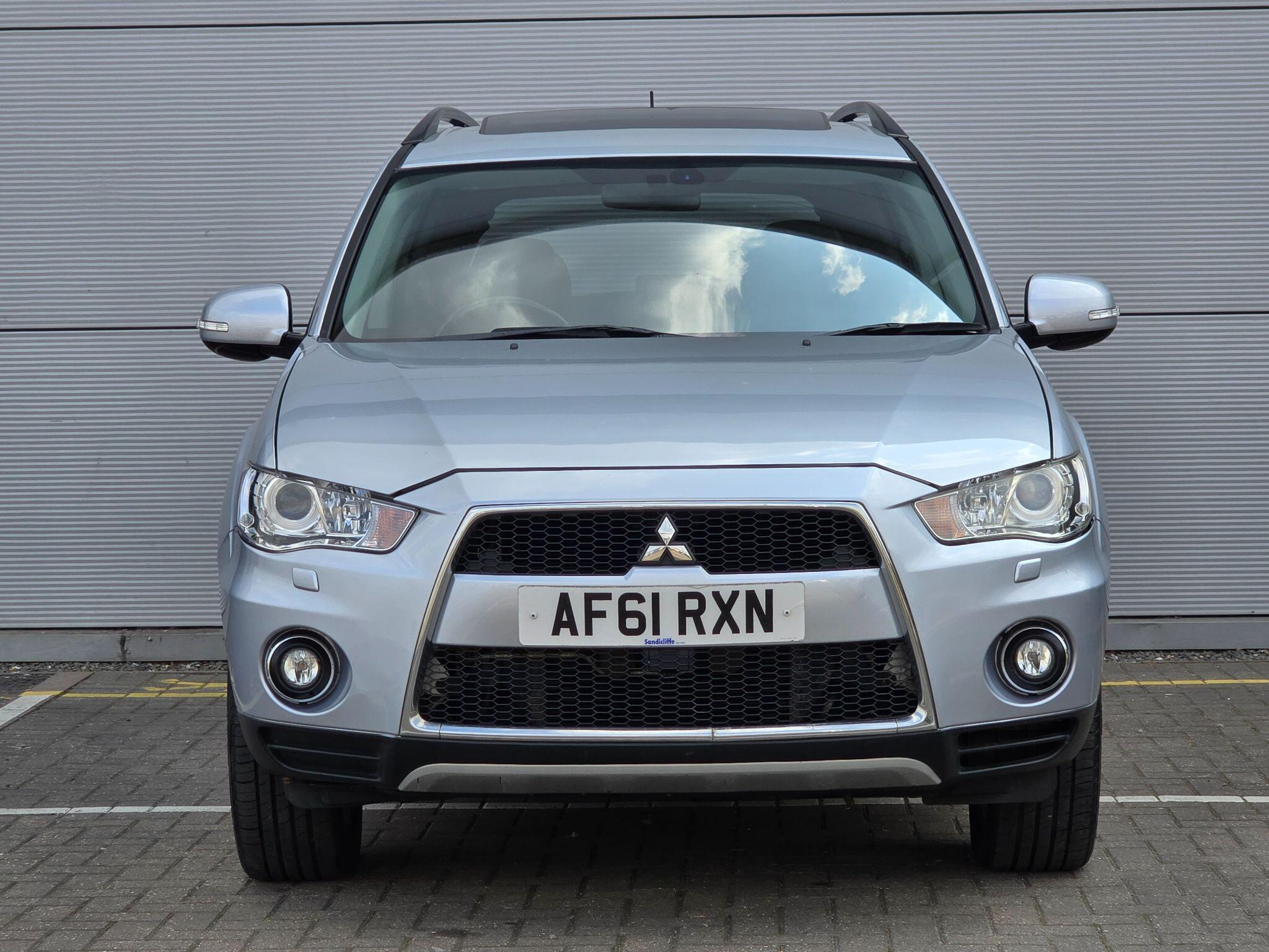 Mitsubishi Outlander view 3