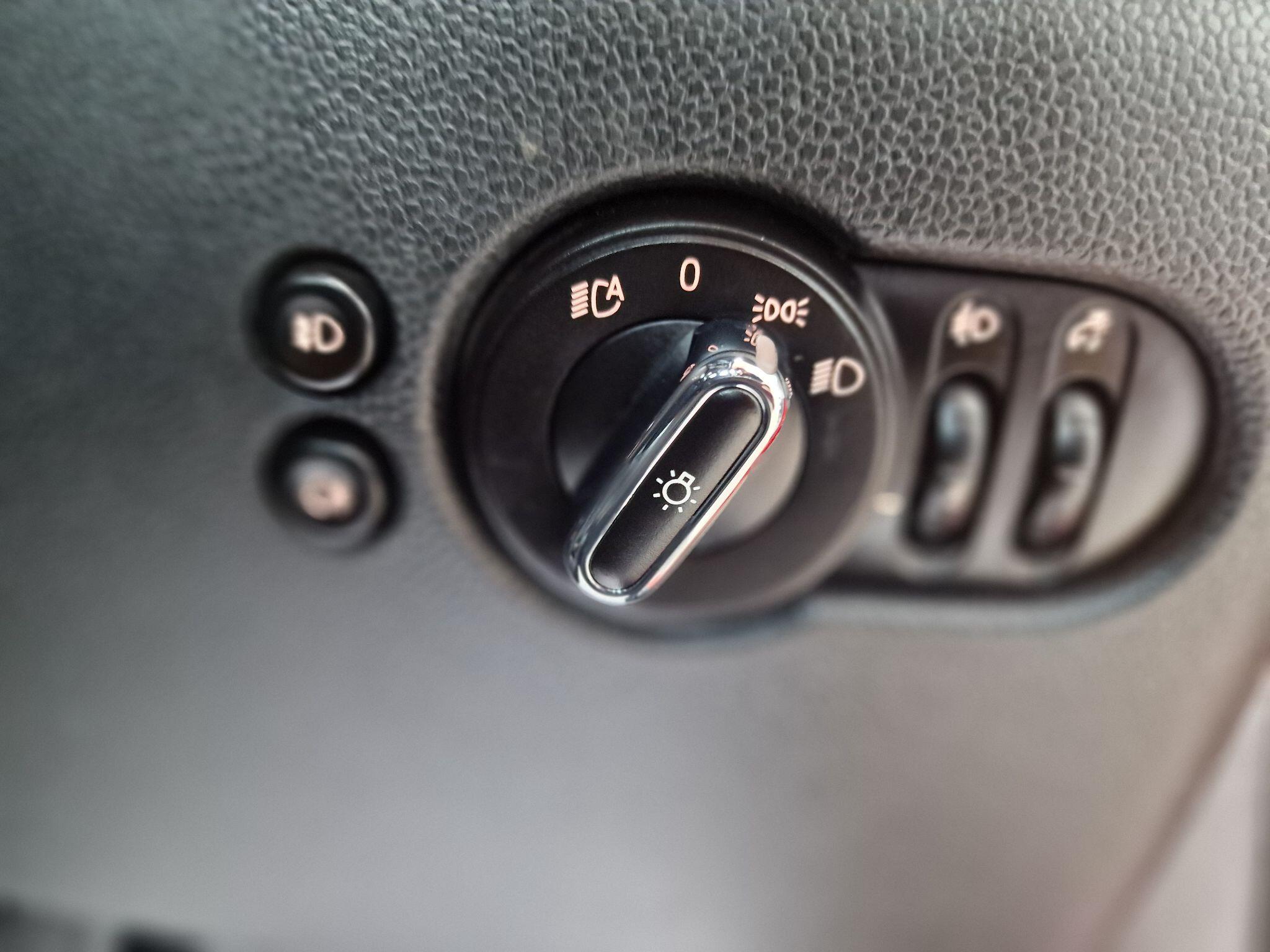 2015 MINI Hatch image 19