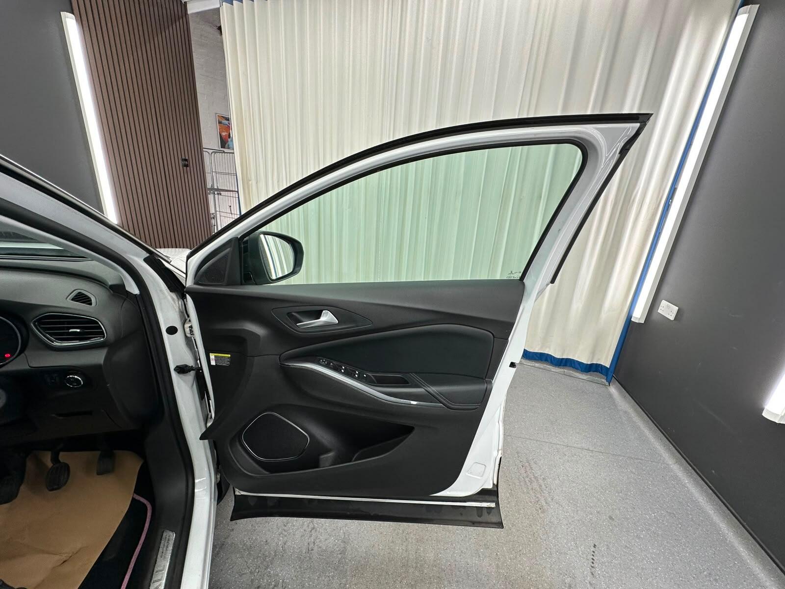 Vauxhall Grandland X view 13