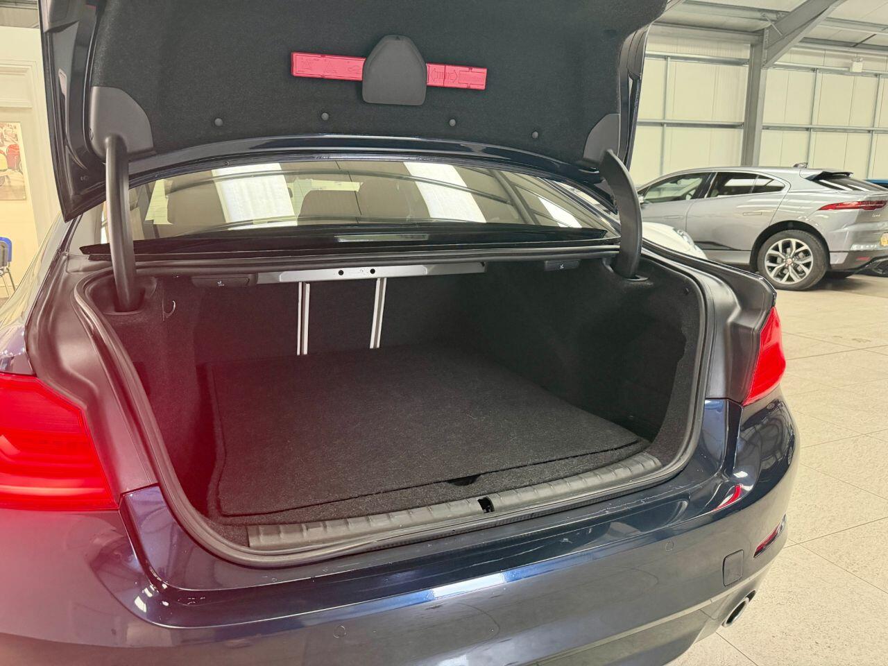 BMW 5 Series view 29