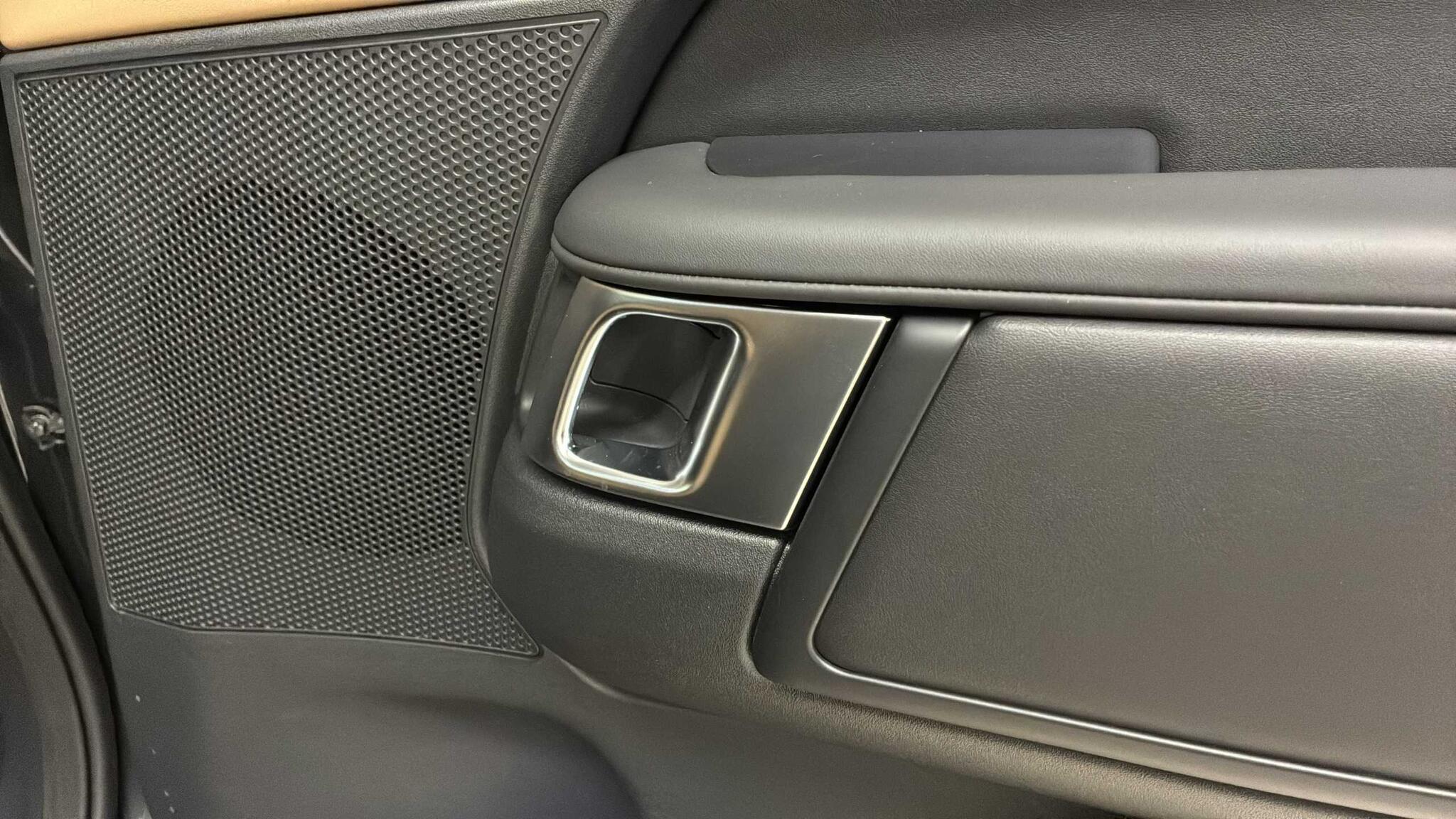 Land Rover Discovery view 32