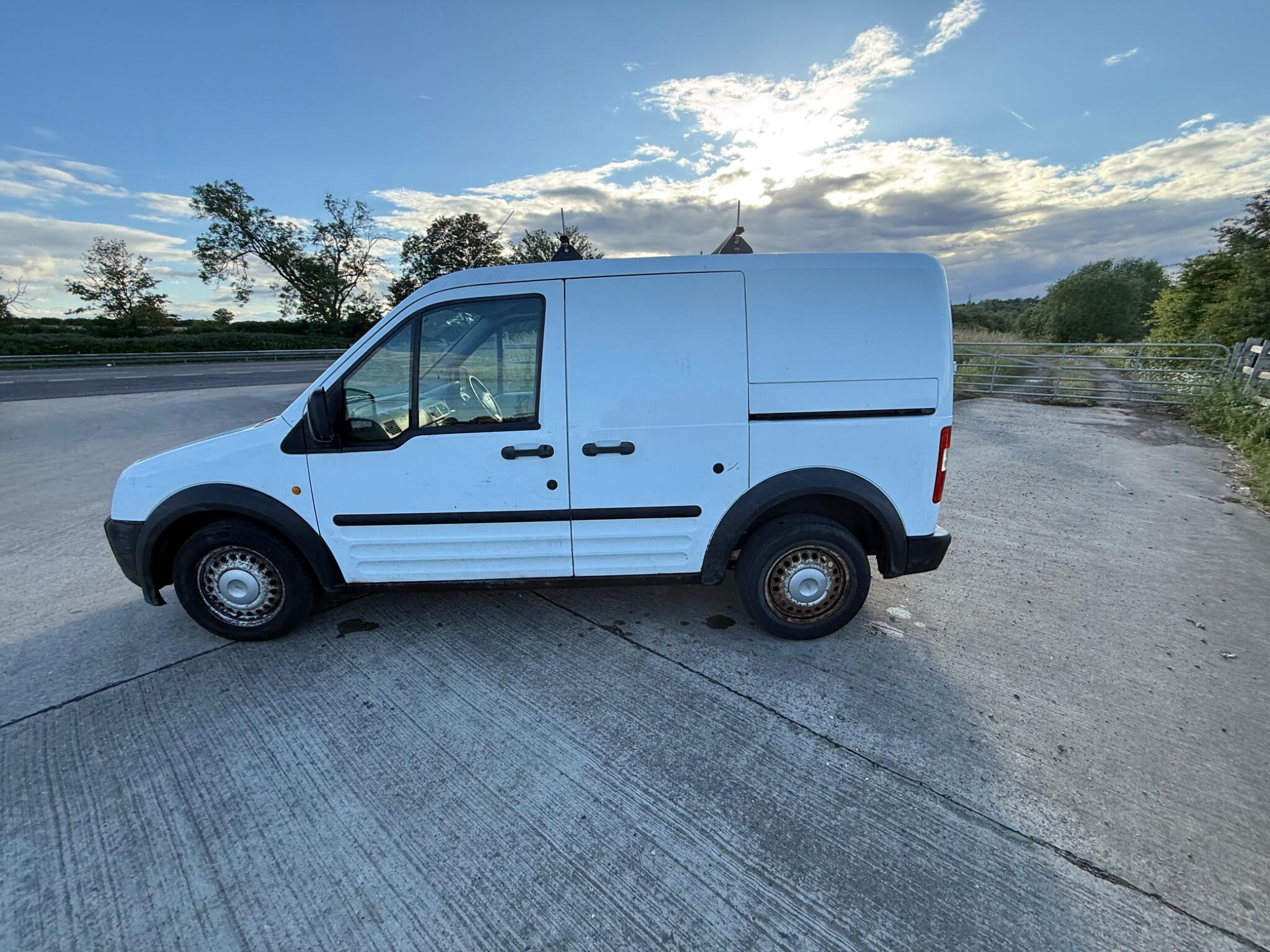 Ford Transit Connect 1.8 TDCi T200 LX L1 H1 4dr — photo 17 of 86