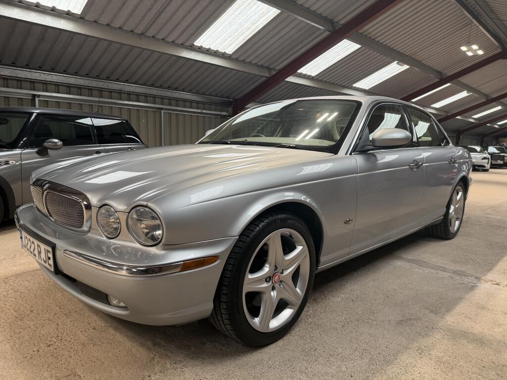 Jaguar XJ view 4