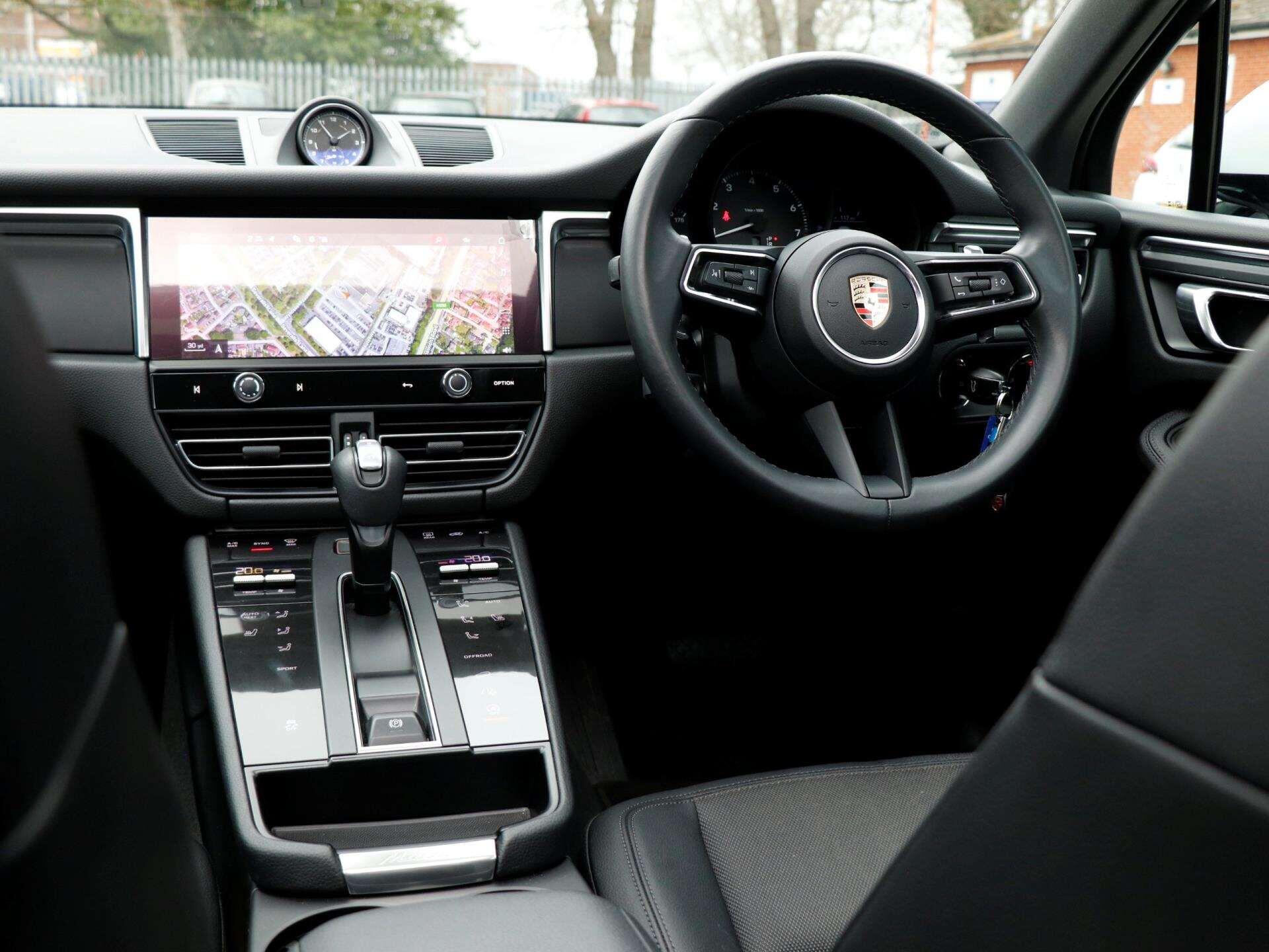 Porsche Macan view 12