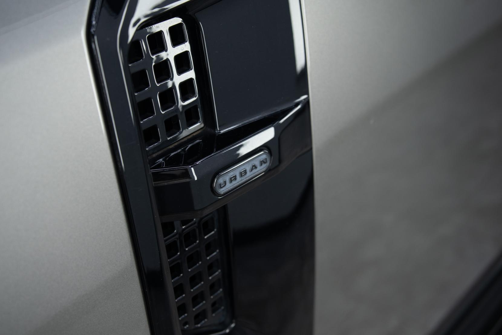 Land Rover Defender 110 view 23