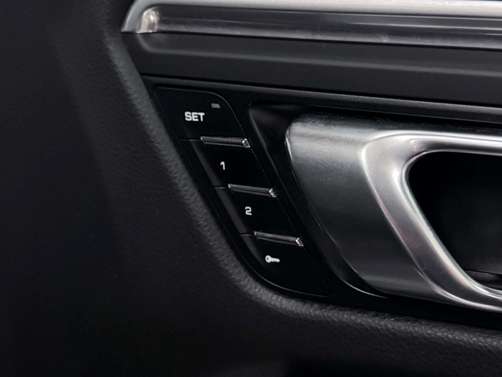 Porsche Macan view 22