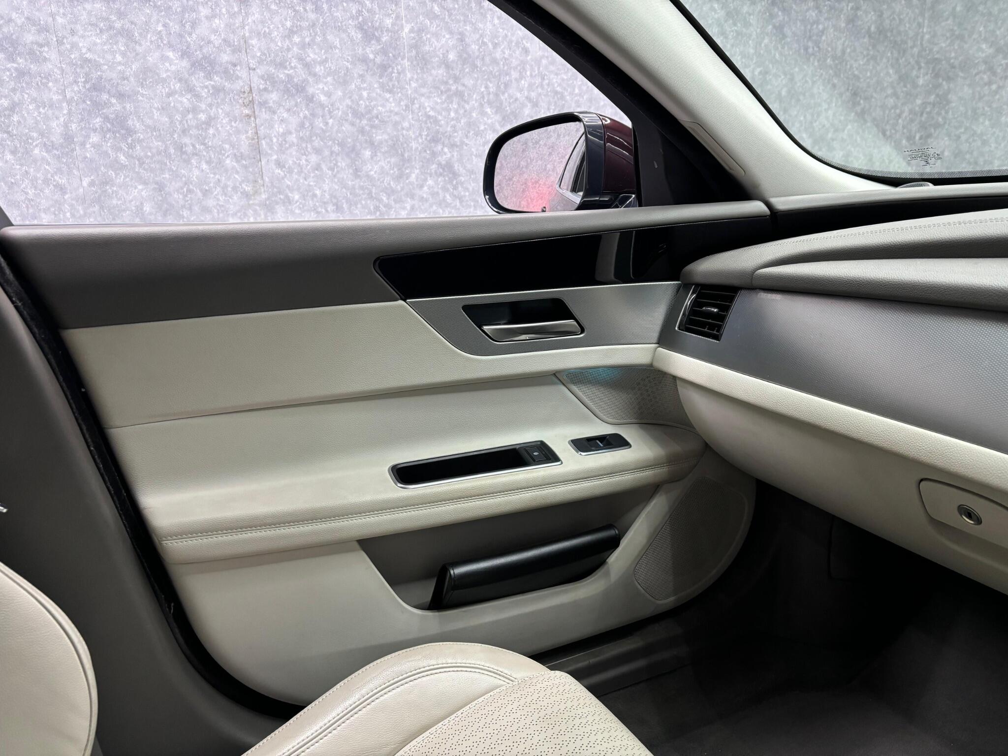 Jaguar XF view 21