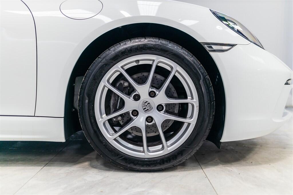 Porsche Cayman view 10