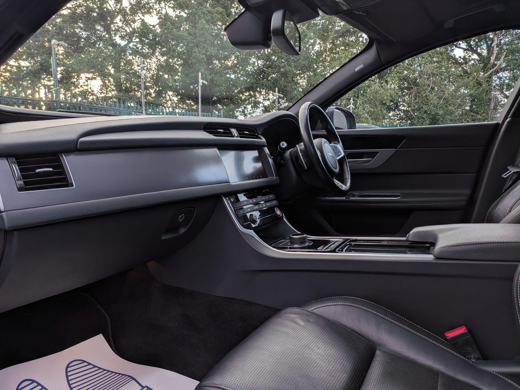 Jaguar XF view 19