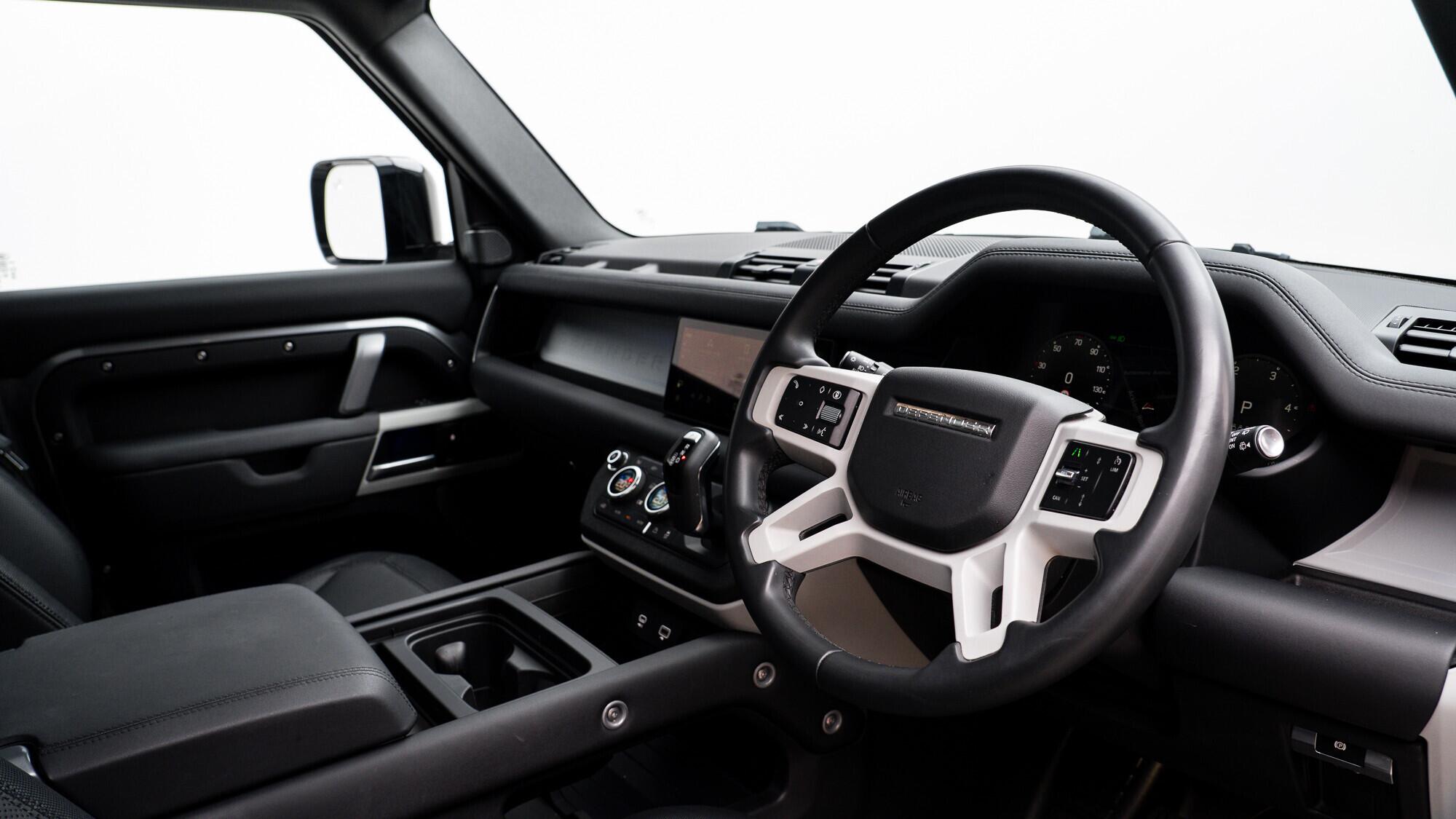 Land Rover Defender view 33