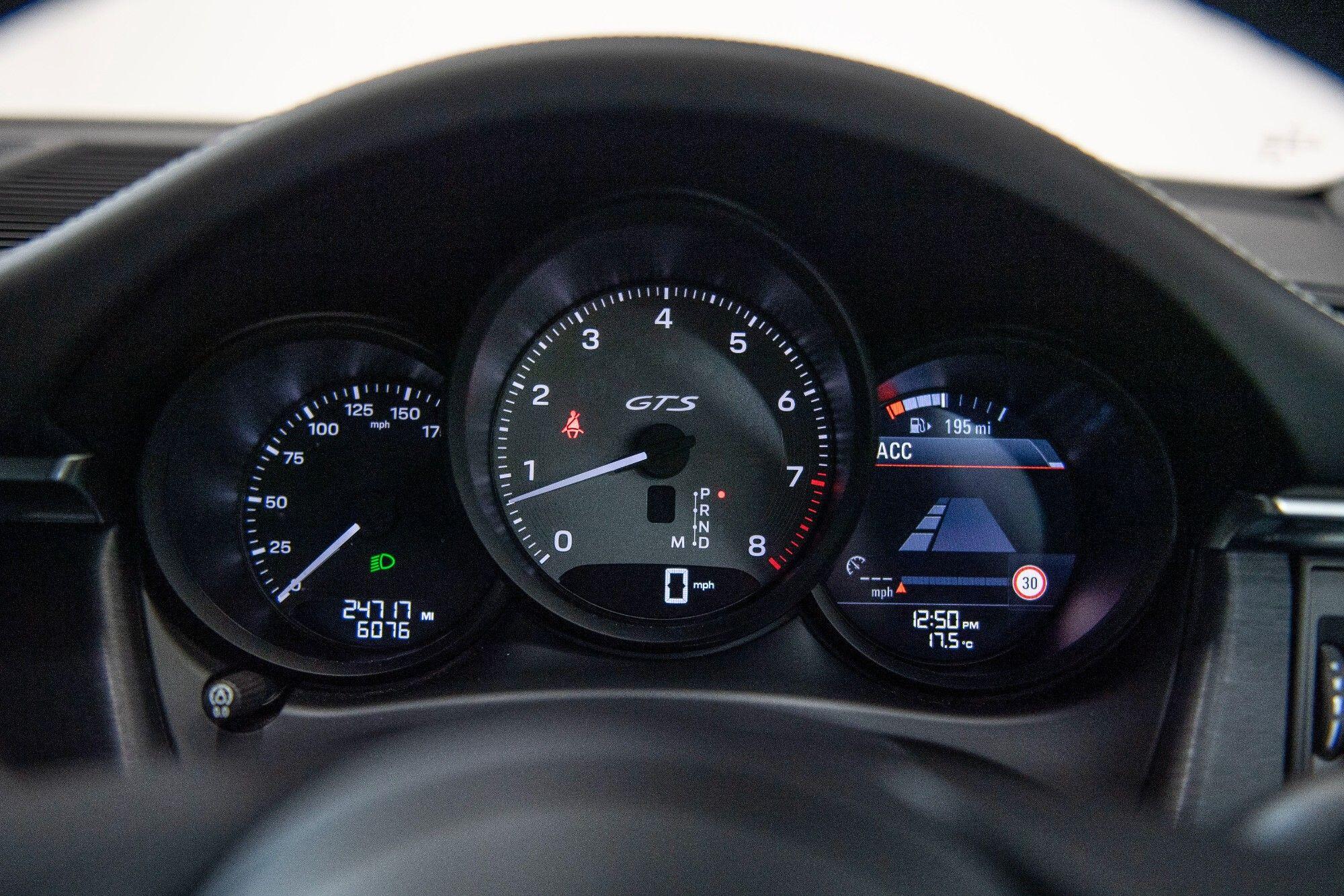 Porsche Macan view 20