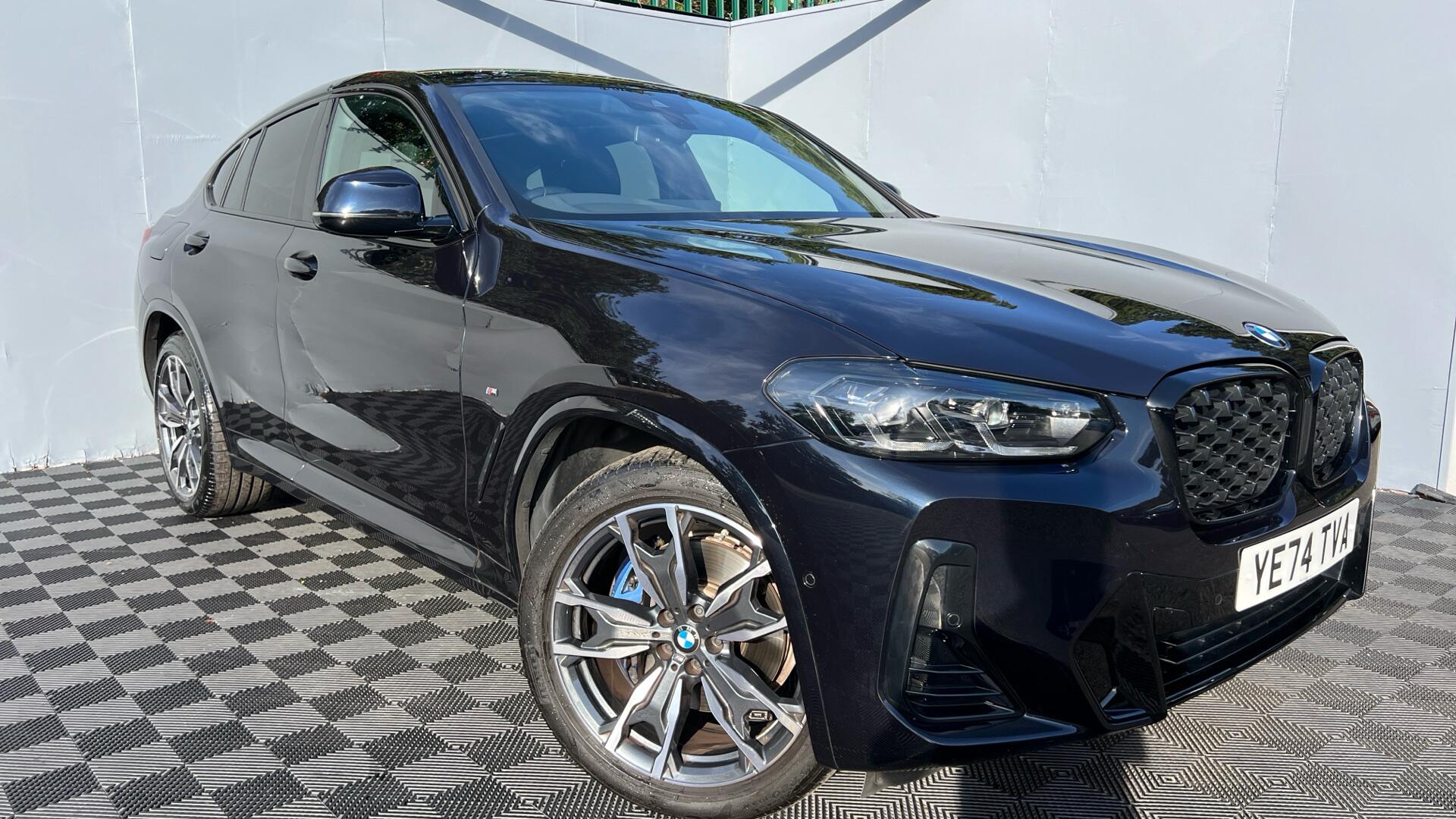 BMW X4 view 24
