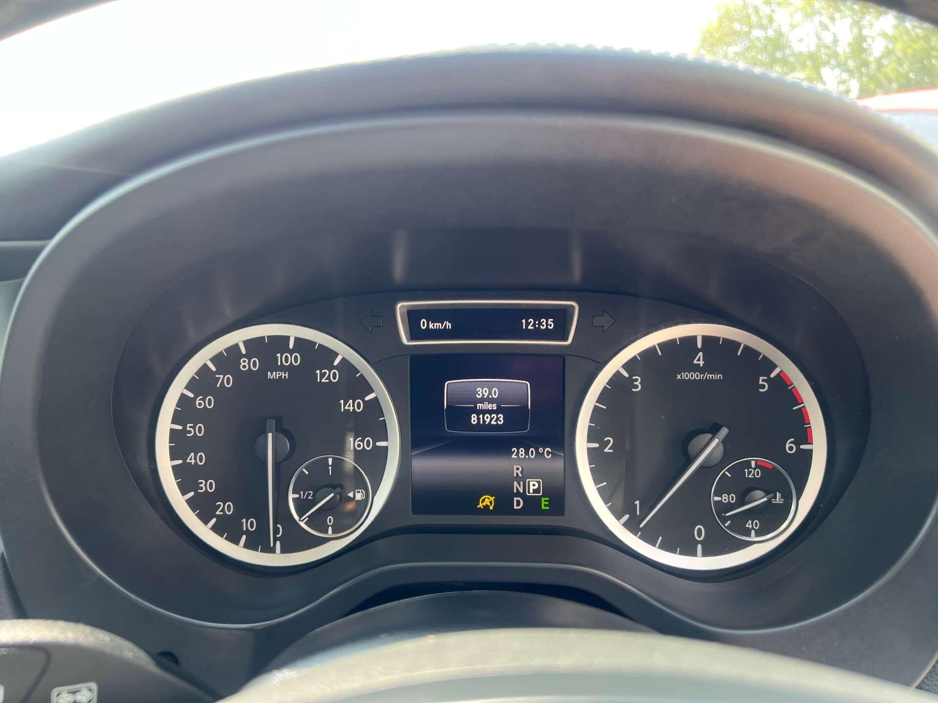 Infiniti Q30 view 23