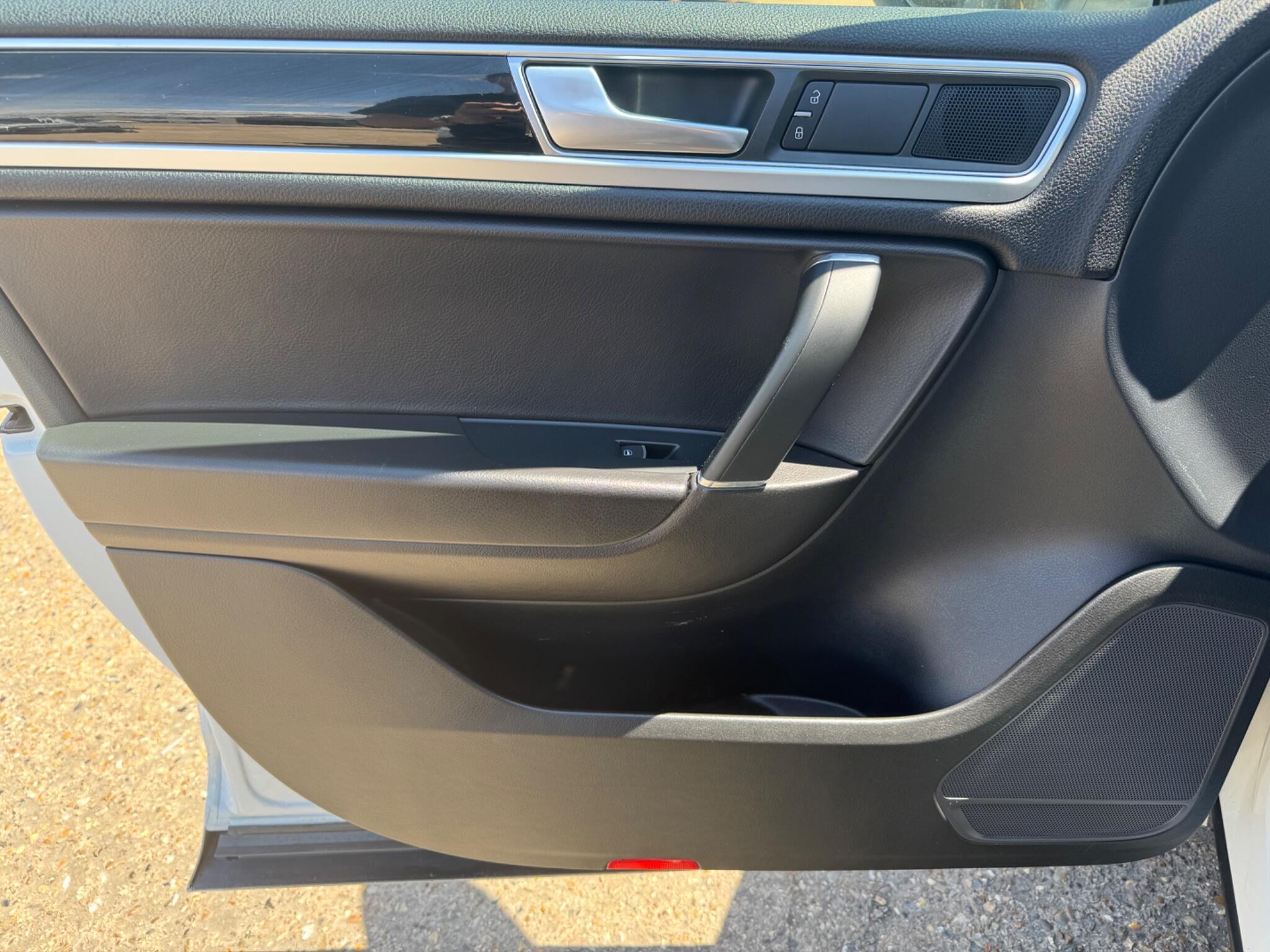 Volkswagen Touareg view 28