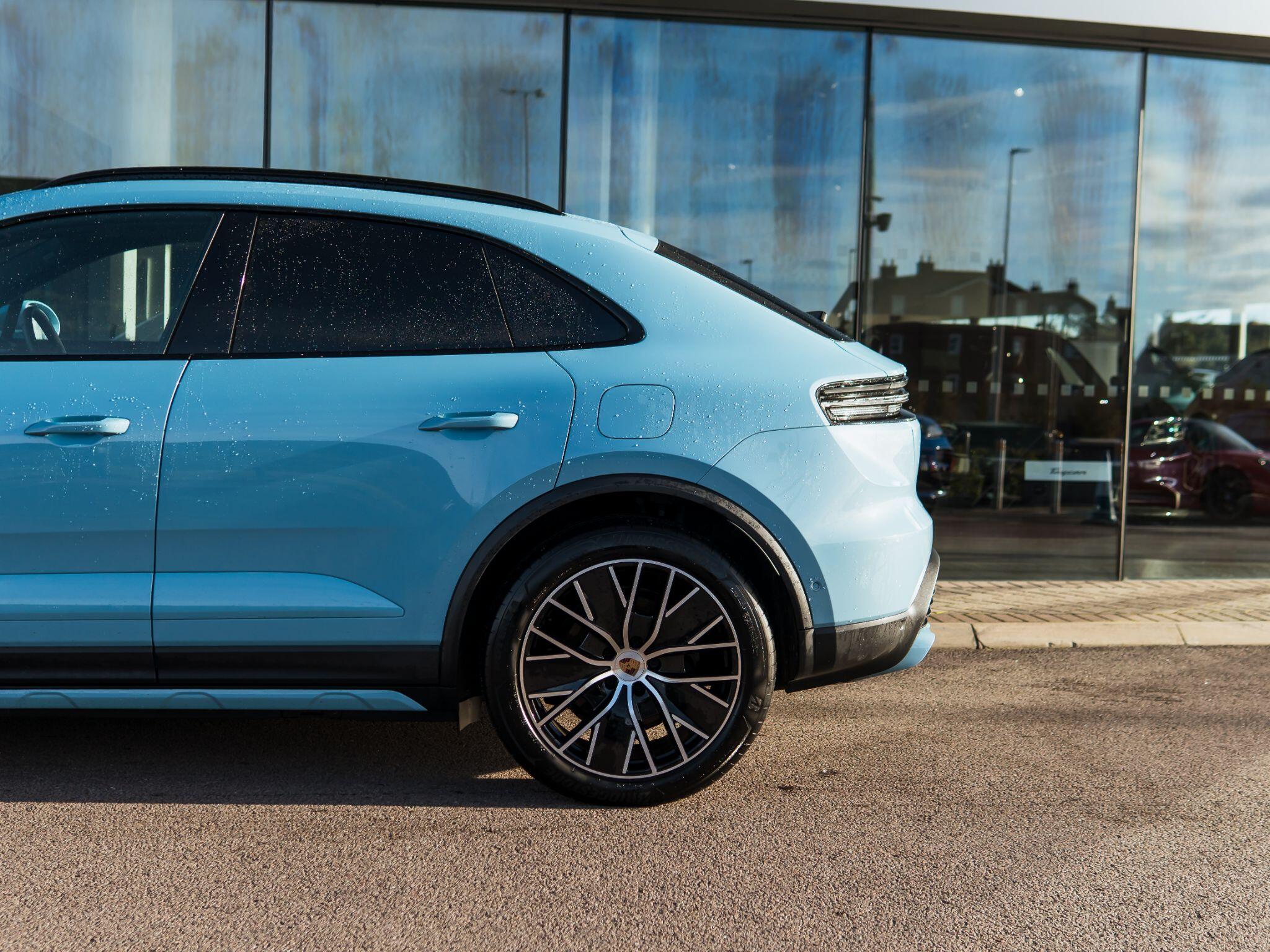 Porsche Macan view 23