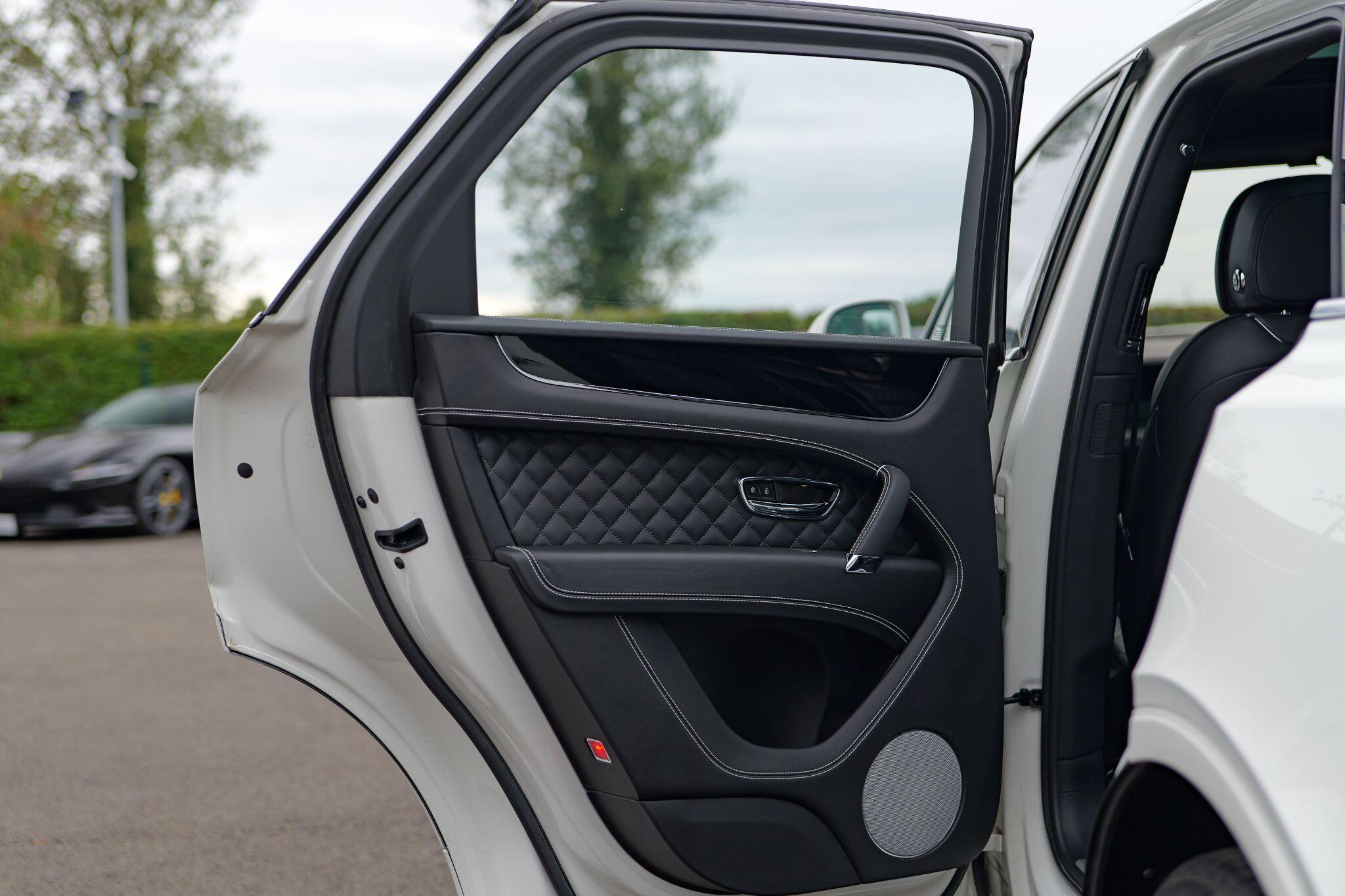 Bentley Bentayga view 35