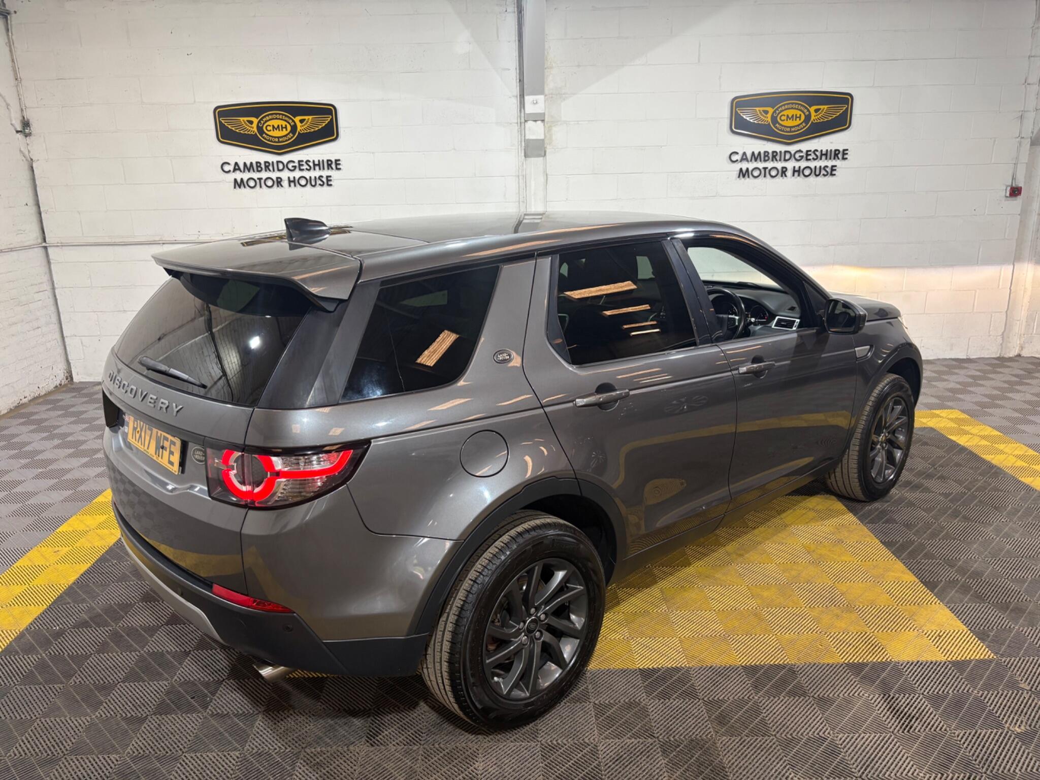 Land Rover Discovery Sport view 15