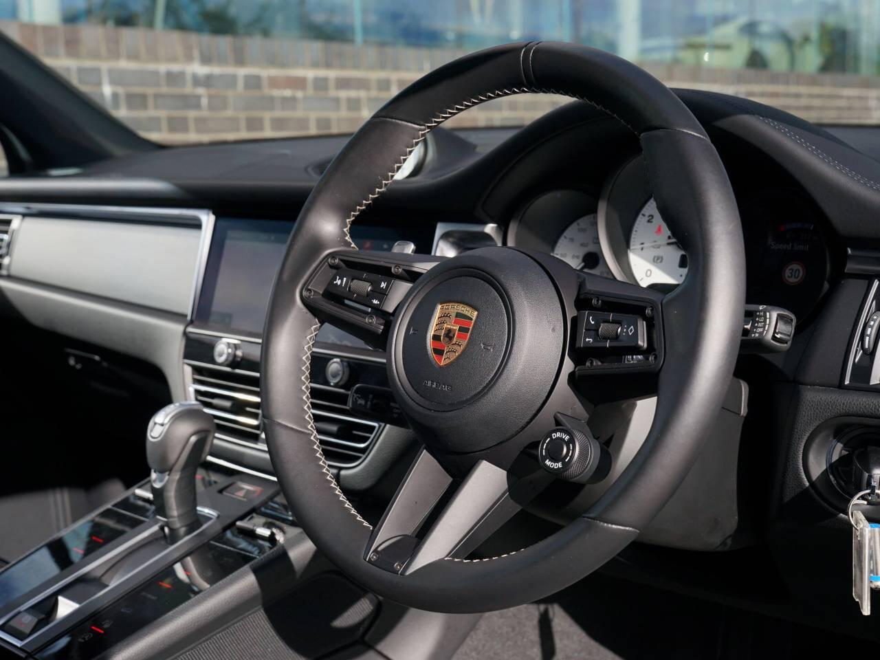 Porsche Macan view 4