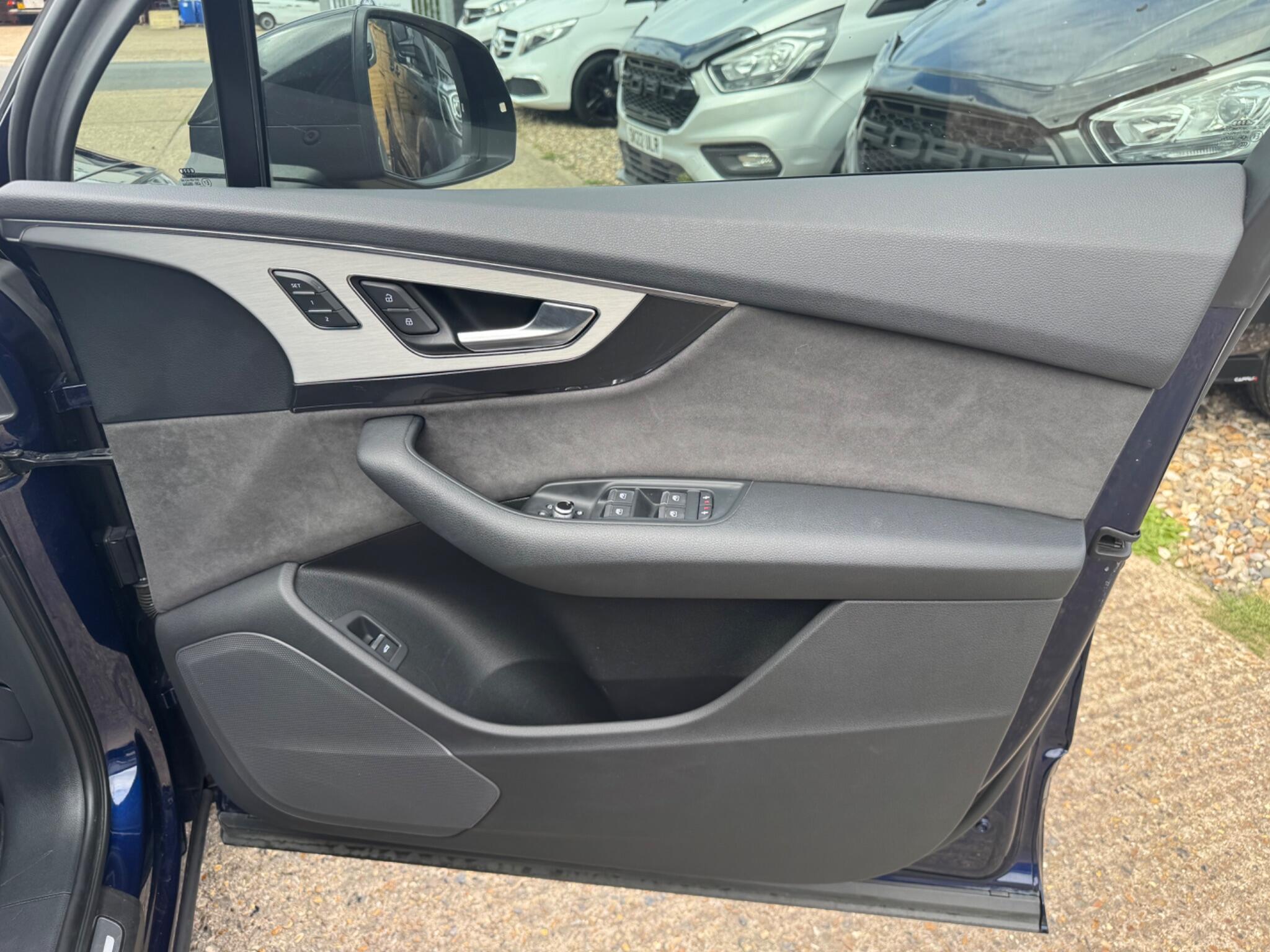 Audi Q7 view 37
