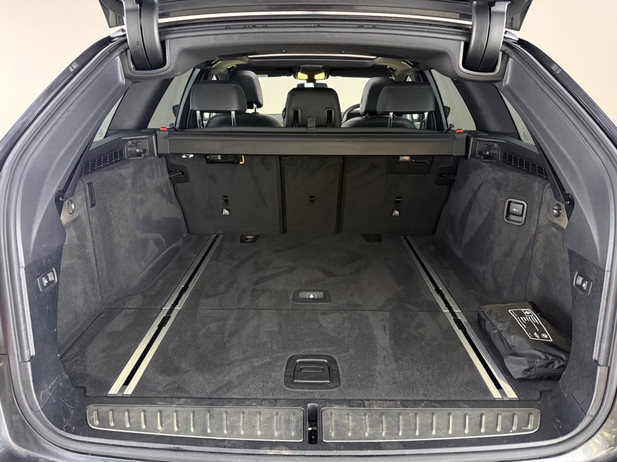 BMW 5 Series view 9