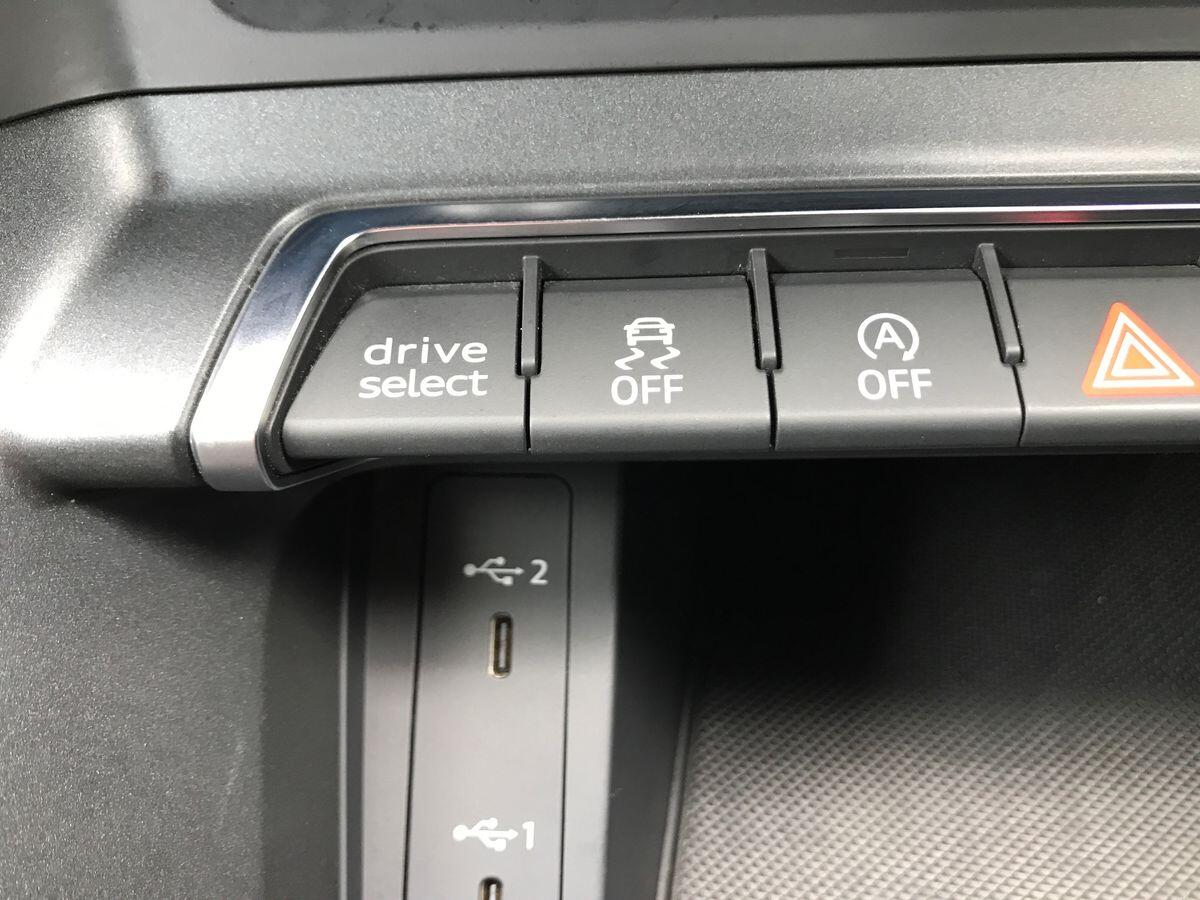 Audi Q3 view 18