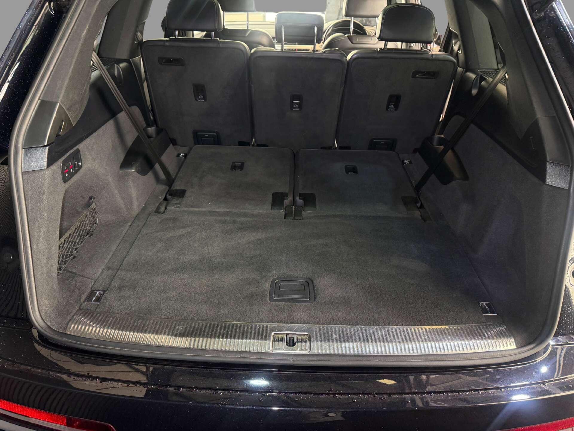 Audi Q7 view 14