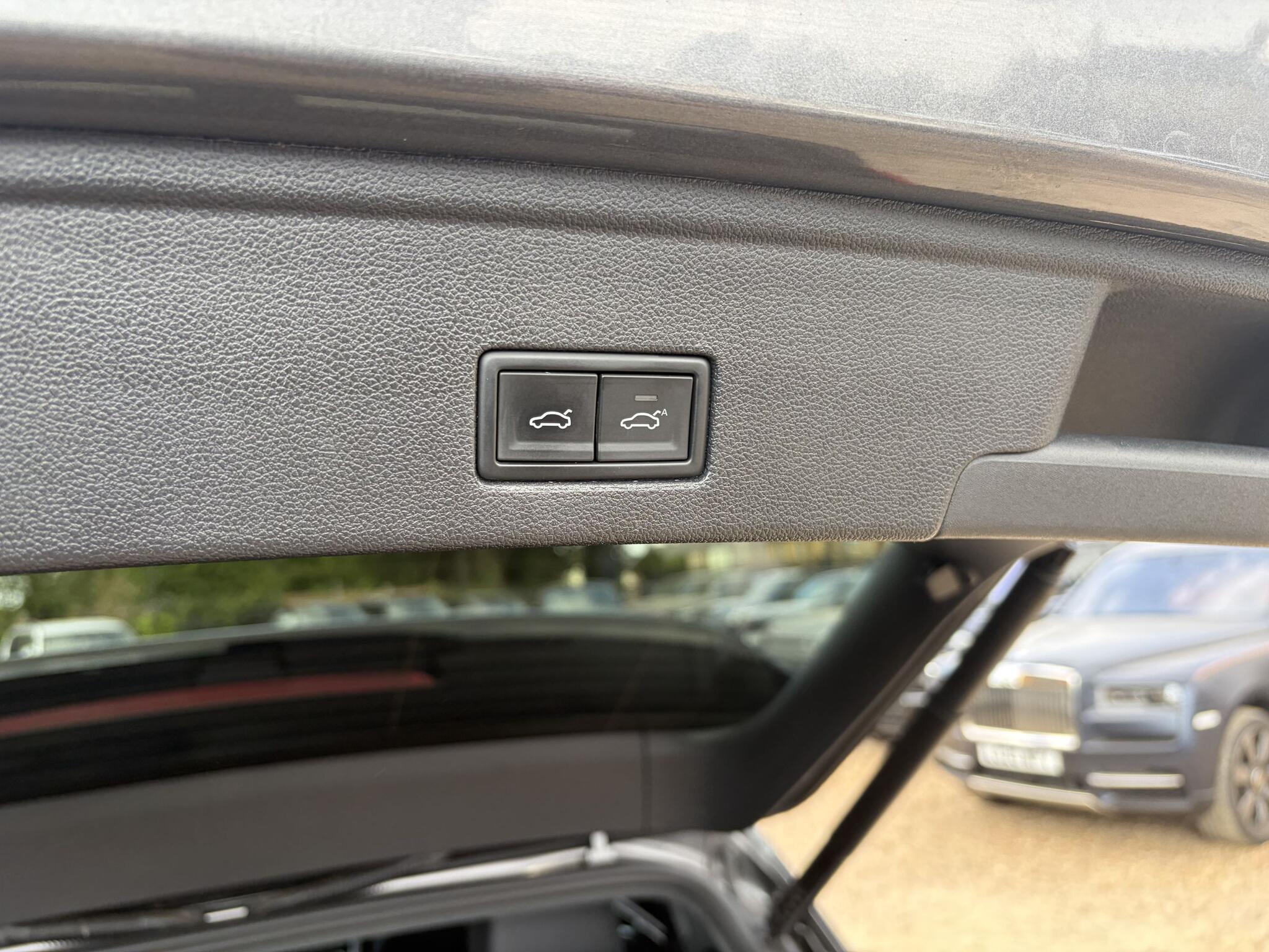 Volkswagen Touareg view 28