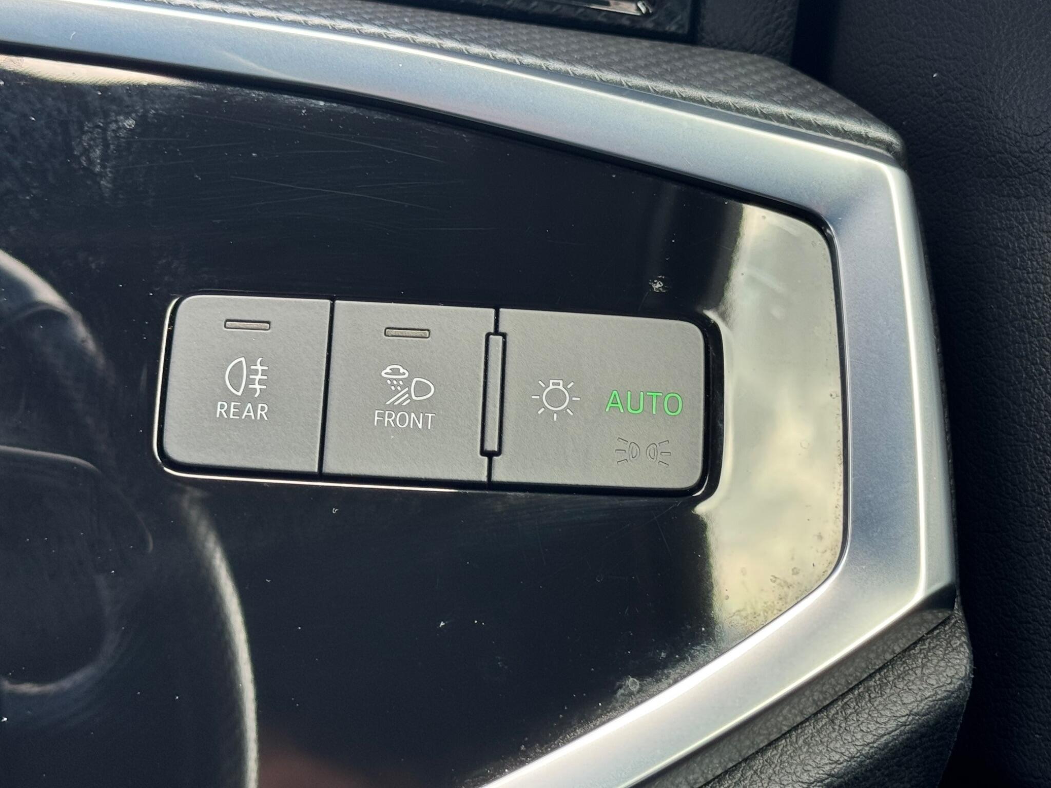 Audi Q3 view 16