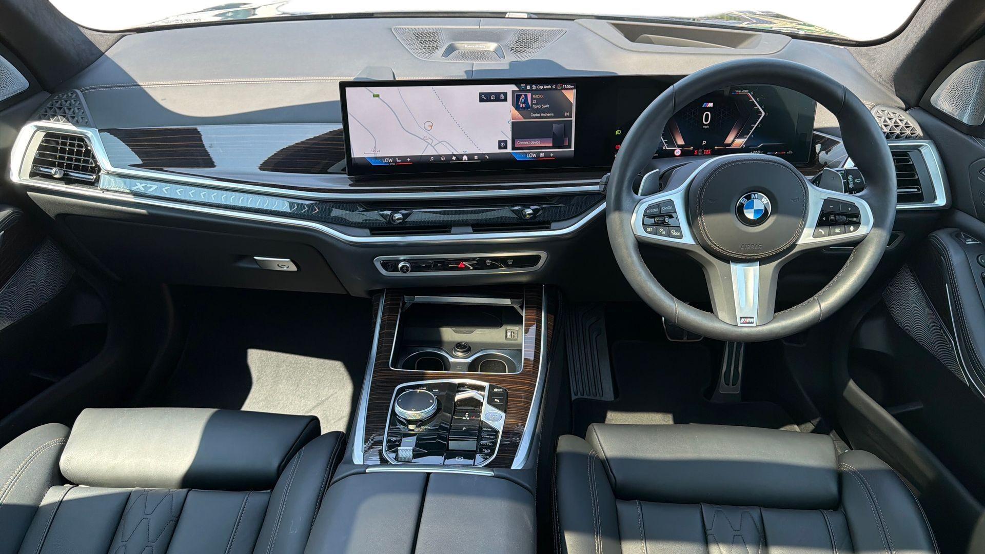BMW X7 view 4