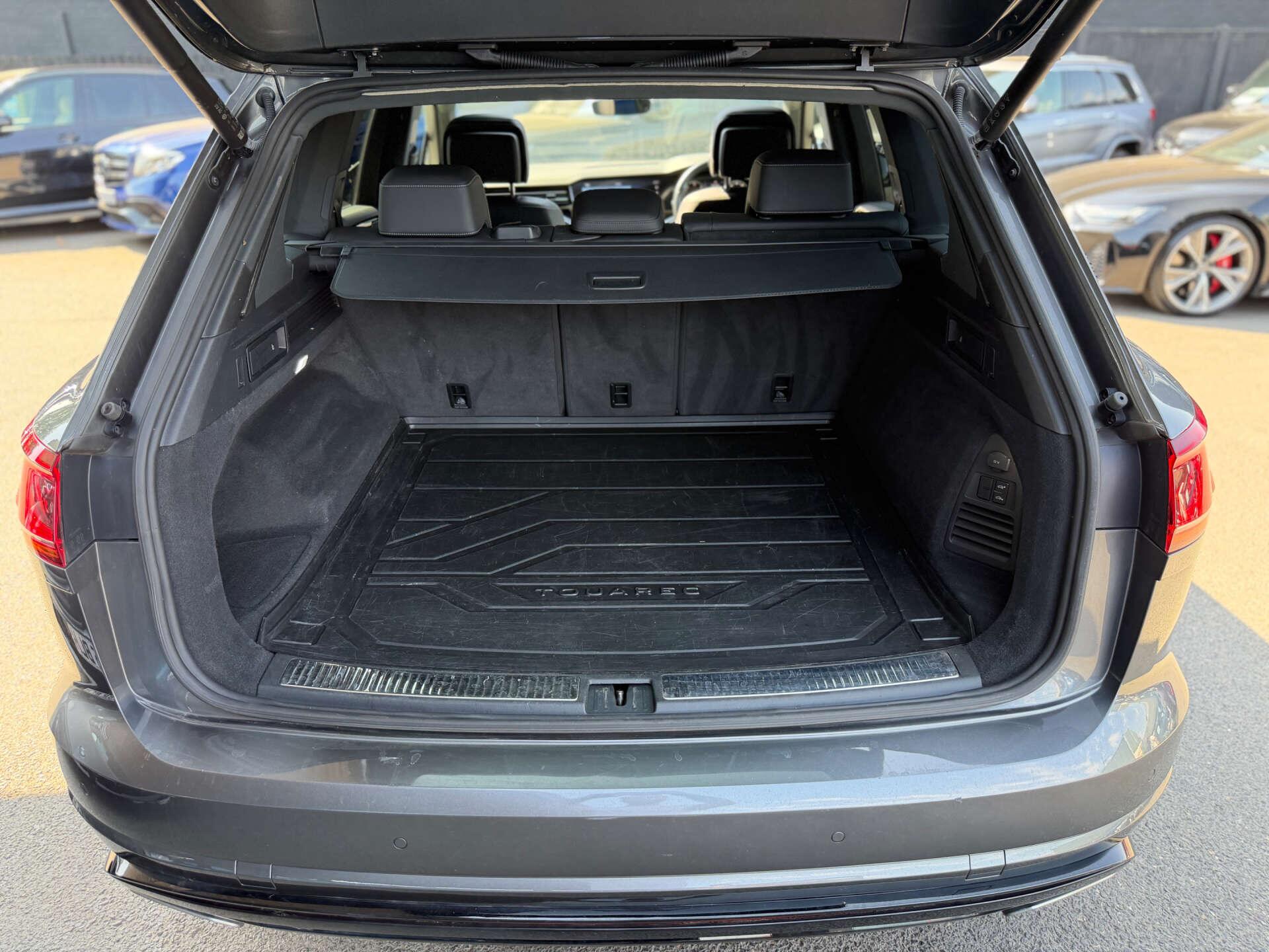 Volkswagen Touareg view 35