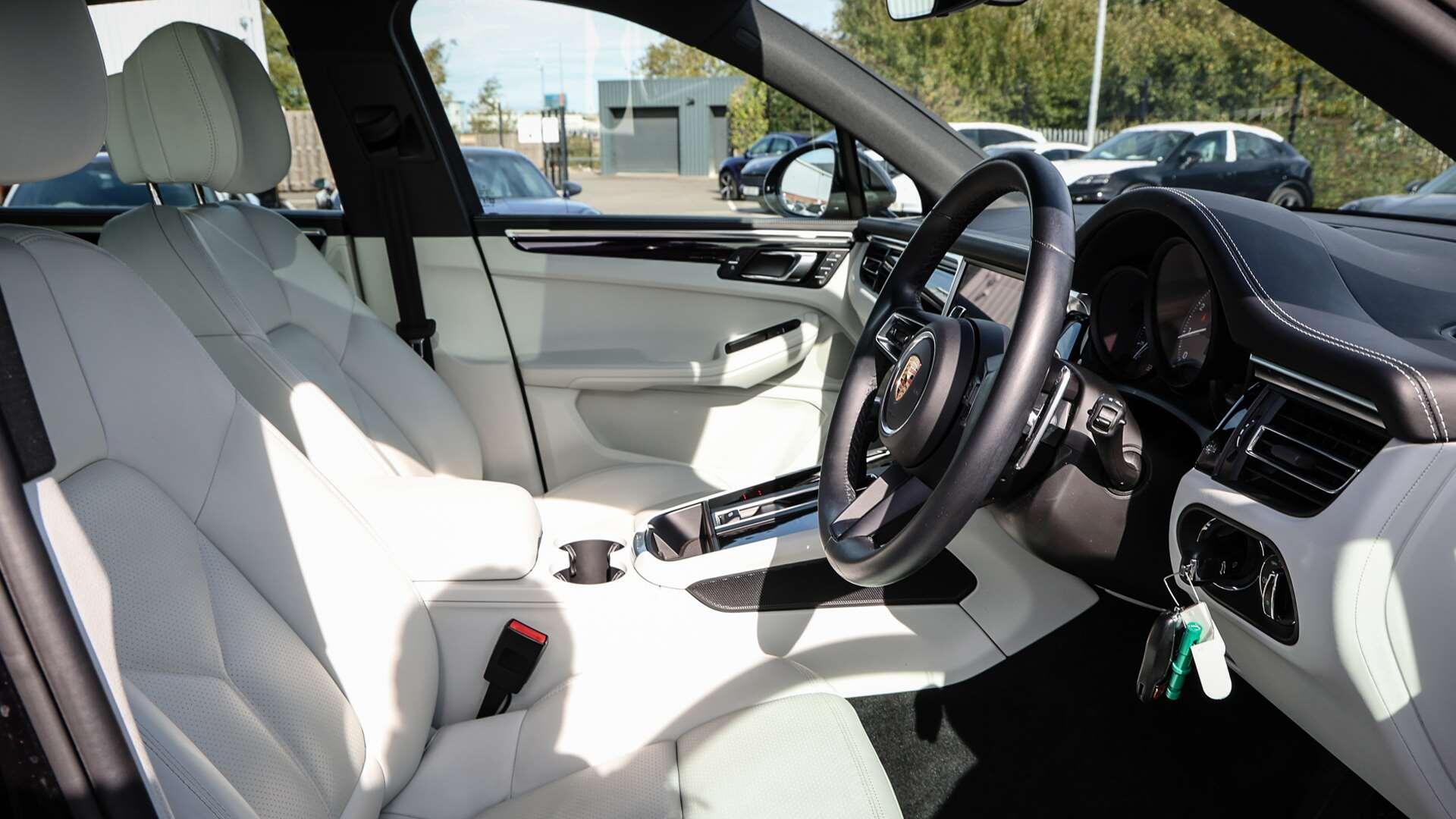 Porsche Macan view 13